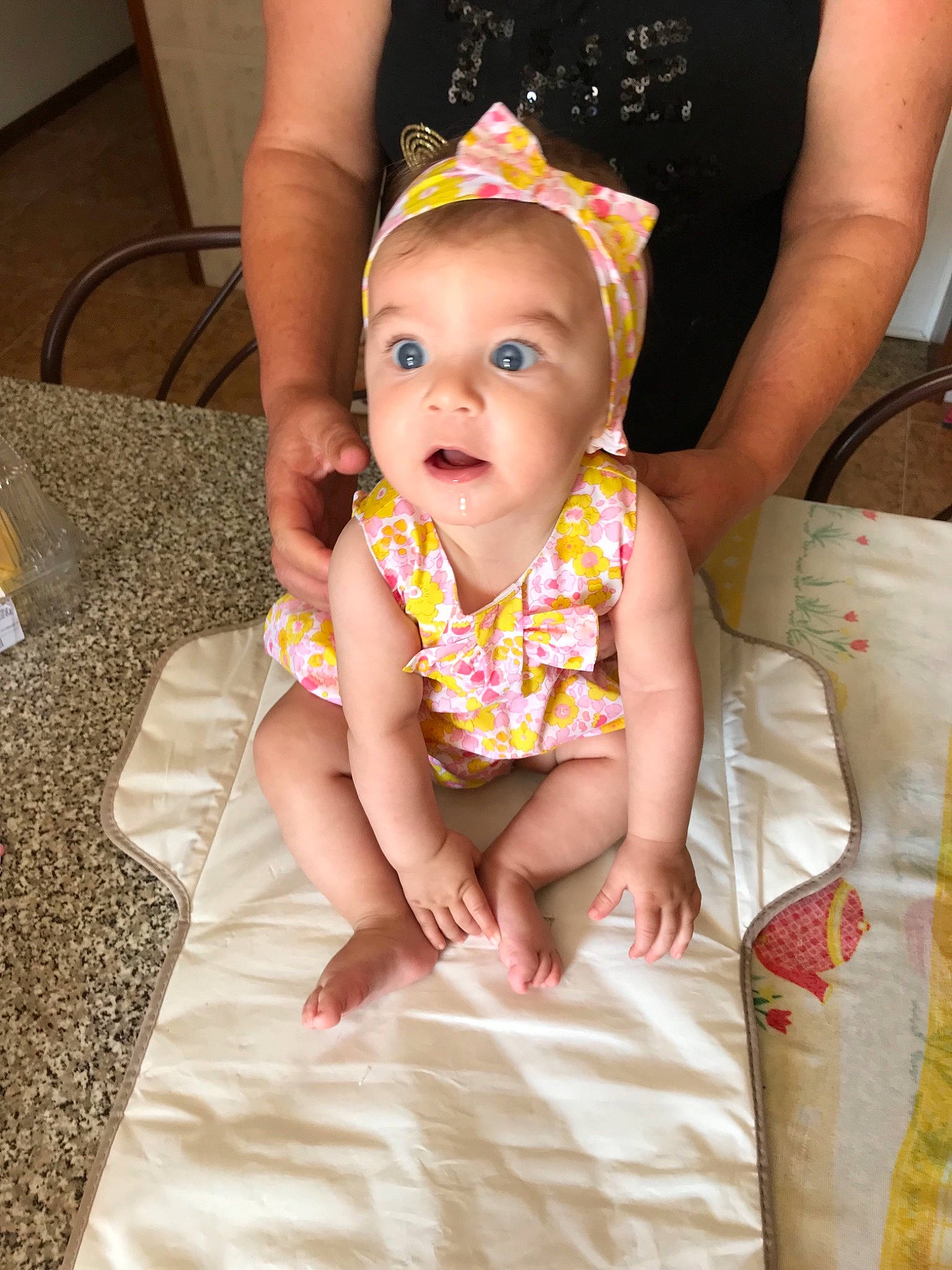 Luana participe au concours pour gagner de l'argent avec cette photo : baby, child, dress, fashion_accessory, hair_accessory, head, headgear, iris, person, sitting, skin, smile, surprise, toddler