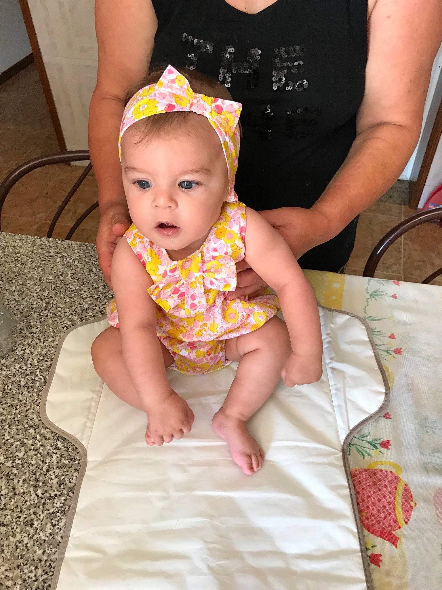 Luana participe au concours pour gagner de l'argent avec cette photo : baby, child, daughter, person, sitting, skin, smile, toddler