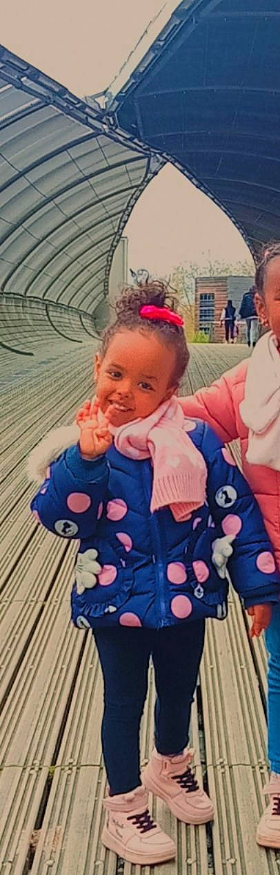 Ruwayda a rejoint le concours — aidez-le/la à gagner de superbes lots ! arthropod, baby, baby_toddler_clothing, child, dress, event, face, fashion_accessory, fun, hairstyle, happy, head, joy, pattern, person, pink, plant, skin, sleeve, smile