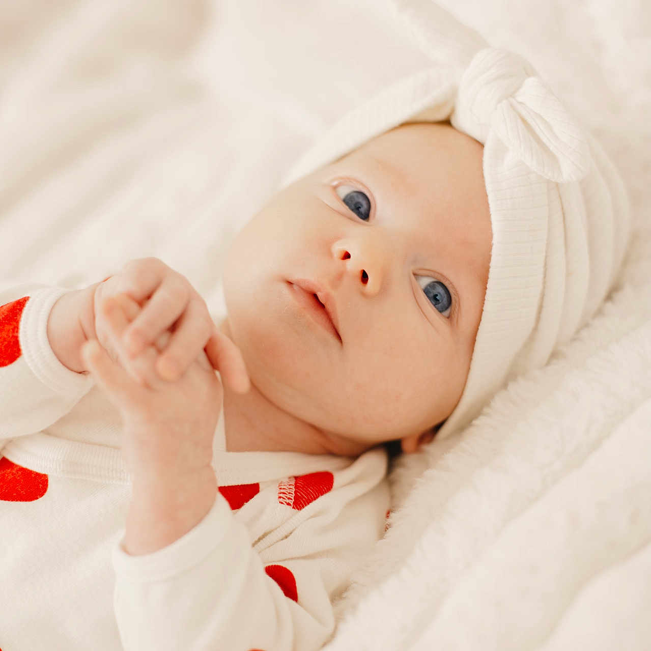 Louise a rejoint le concours — aidez-le/la à gagner de superbes lots ! baby, bed, blanket, bodypart, bonnet, cap, clothing, face, finger, furniture, hand, happy, hat, head, newborn, person, photography, portrait, smile, towel