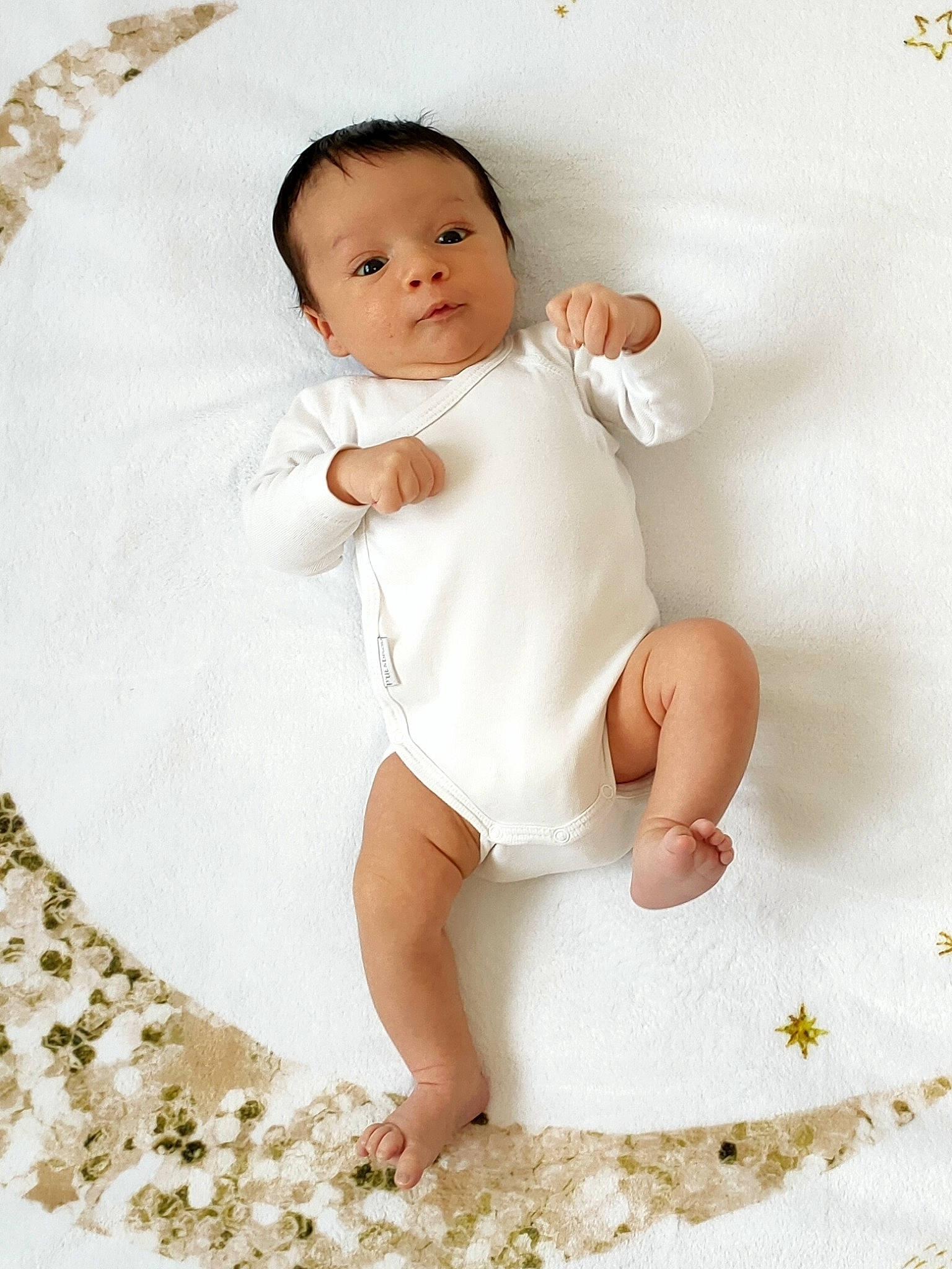 Souleyman a rejoint le concours — aidez-le/la à gagner de superbes lots ! baby, baby_toddler_clothing, barefoot, cheek, child, comfort, dress, finger, gesture, happy, head, human_leg, linens, pattern, person, sitting, skin, sleeve, thumb, toddler