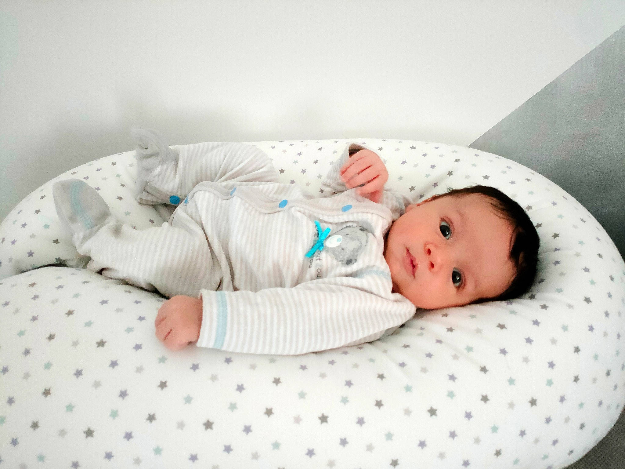 Souleyman a rejoint le concours — aidez-le/la à gagner de superbes lots ! baby, baby_products, baby_safety, baby_sleeping, baby_toddler_clothing, bedding, bedtime, child, collar, comfort, hat, linens, pattern, person, portrait_photography, room, sitting, sleeve, toddler, wood