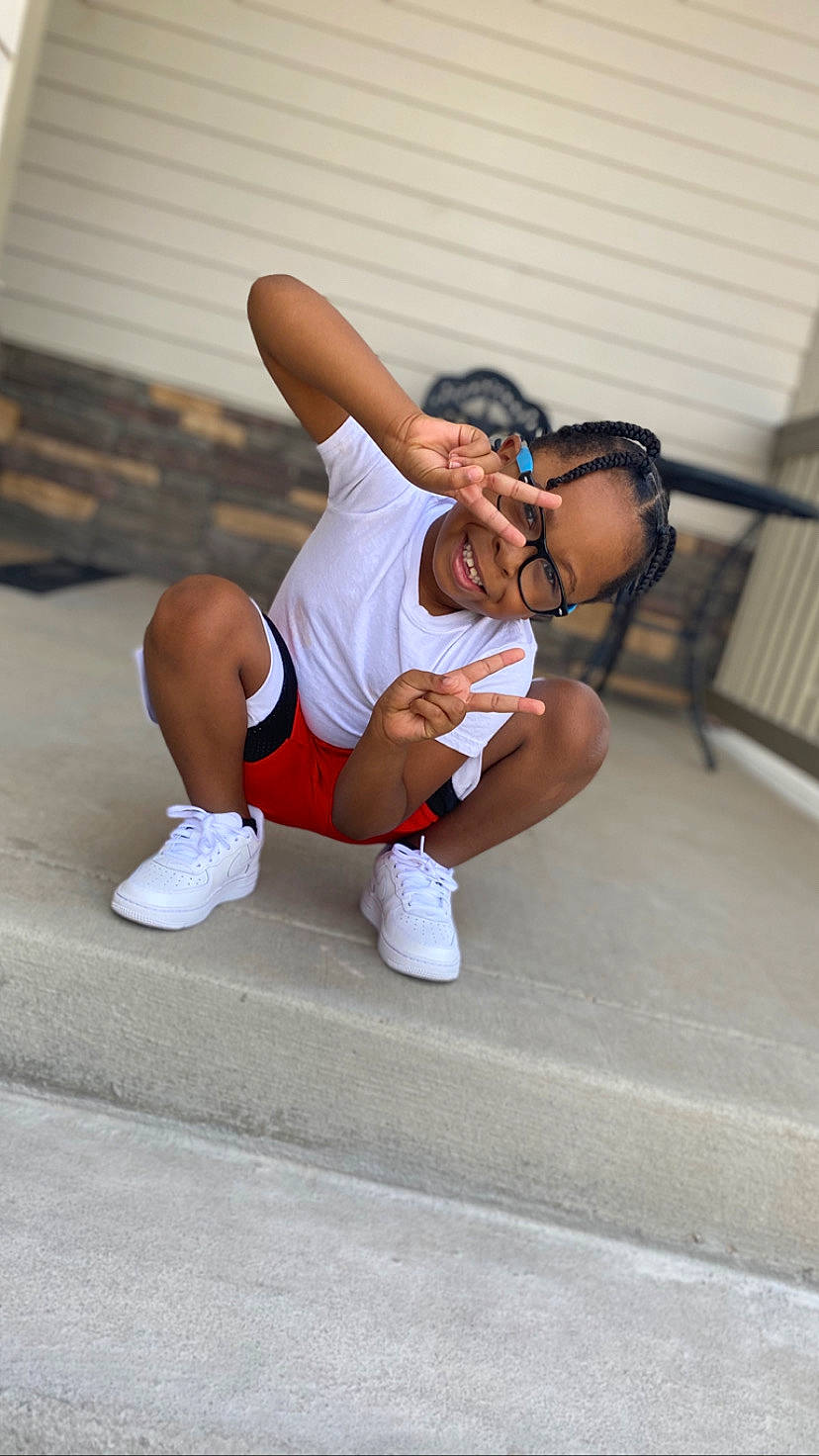 Jayden is registered to the contest to win money with this photo: abdomen, active_tank, chest, elbow, exercise, eyewear, human_leg, joy, knee, leisure, person, physical_fitness, shorts, sleeveless_shirt, sports, sports_uniform, sportswear, sunglasses, thigh, trunk