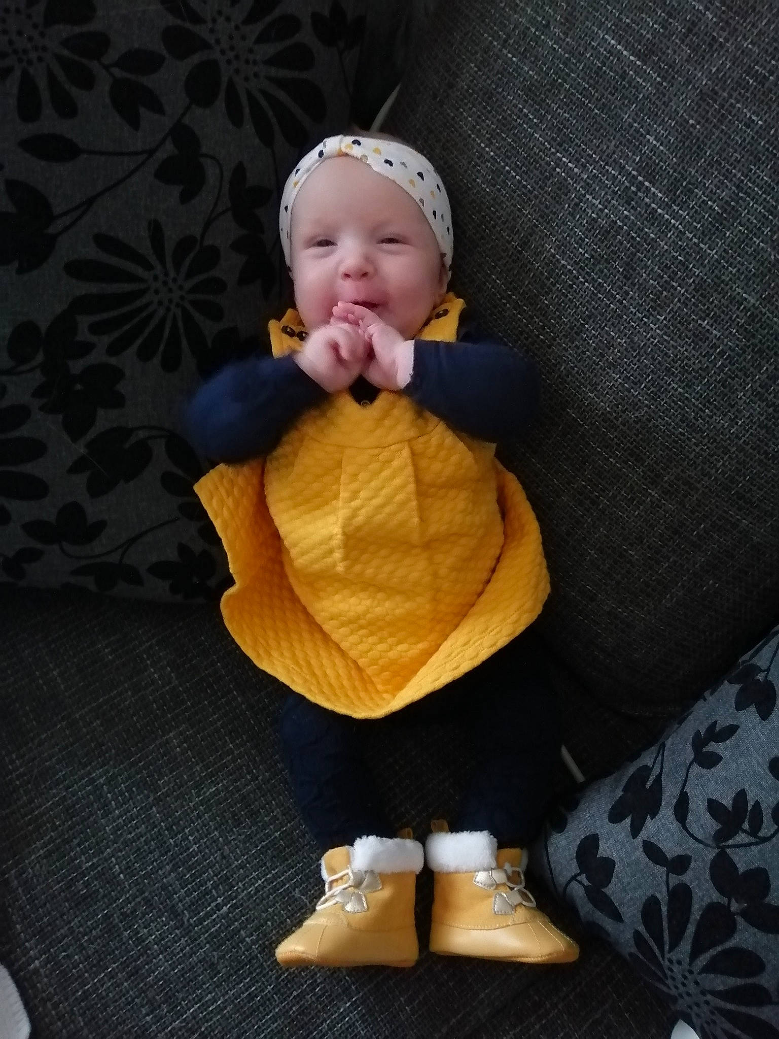 Luna a rejoint le concours — aidez-le/la à gagner de superbes lots ! arm, baby, baby_products, baby_toddler_clothing, cheek, child, comfort, costume_hat, finger, flooring, head, headwear, human_body, lap, leg, linens, person, sitting, sleeve, sock
