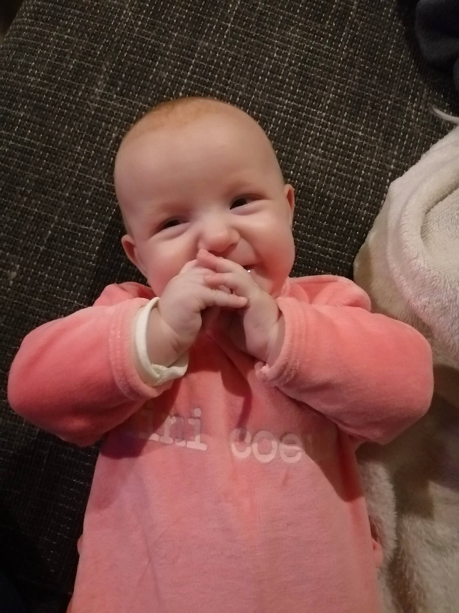 Luna participe au concours pour gagner de l'argent avec cette photo : baby, baby_toddler_clothing, cheek, ear, eye, finger, gesture, human_body, lip, mouth, nail, neck, nose, person, pink, skin, sleeve, smile, textile, thumb