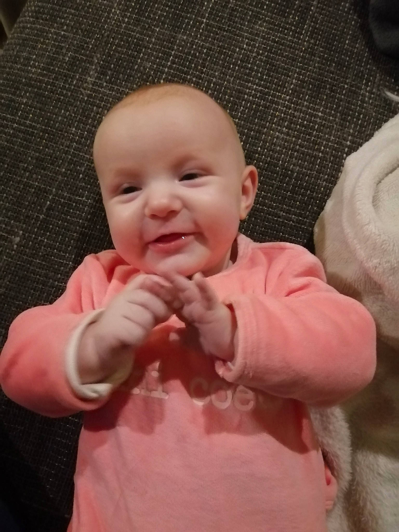 Luna a rejoint le concours — aidez-le/la à gagner de superbes lots ! arm, baby, baby_toddler_clothing, cheek, chin, comfort, eye, eyebrow, finger, gesture, head, iris, lip, mouth, nose, outerwear, person, product, skin, sleeve