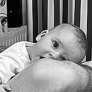 Alba a rejoint le concours — aidez-le/la à gagner de superbes lots ! adult_leg, baby, bedroom, black_and_white, breastfeeding, close_up, clothing, curtains, expression, eyes, face, hand, indoor, infant, knee, newborn, nursing, portrait, radiator, skin