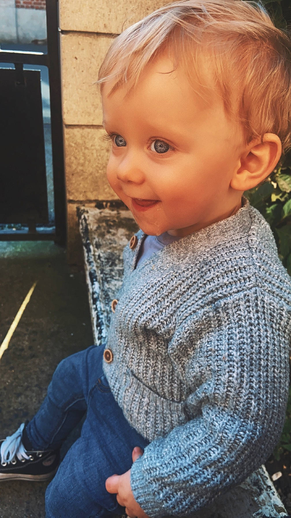 Thyam a rejoint le concours — aidez-le/la à gagner de superbes lots ! baby, baby_toddler_clothing, blond, cheek, child, face, flooring, grass, hair, hairstyle, happy, head, iris, nose, pattern, person, skin, sleeve, smile, standing