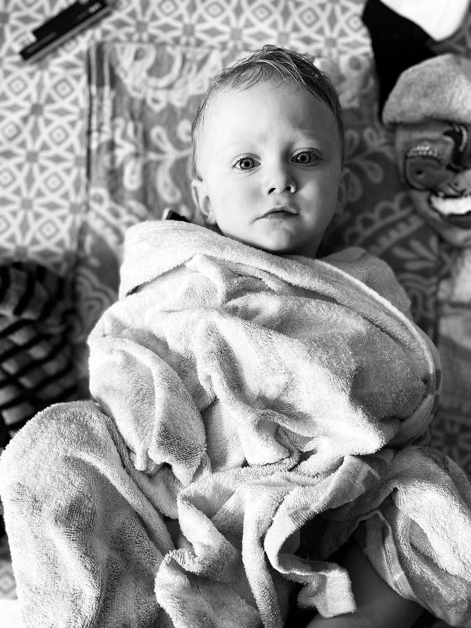 Thyam participe au concours pour gagner de l'argent avec cette photo : baby, black, black_and_white, child, comfort, face, flash_photography, fur, happy, hat, head, monochrome, monochrome_photography, person, photograph, sitting, skin, stock_photography, style, toddler