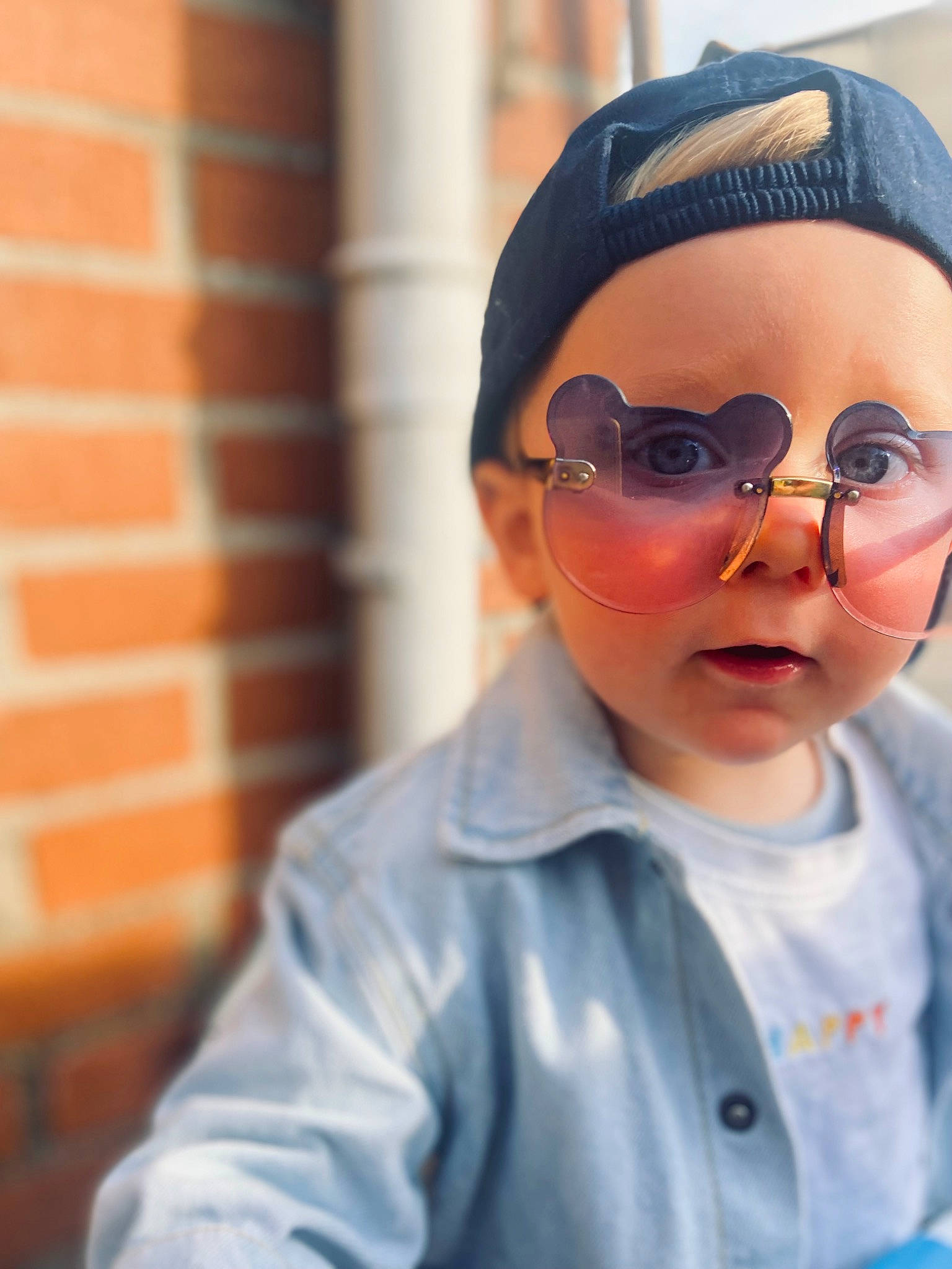 Thyam participe au concours pour gagner de l'argent avec cette photo : beanie, black_hair, cap, child, clothing, doll, electric_blue, eyewear, fashion_accessory, glasses, goggles, happy, knit_cap, person, personal_protective_equipment, sleeve, sunglasses, t_shirt, toddler, toy