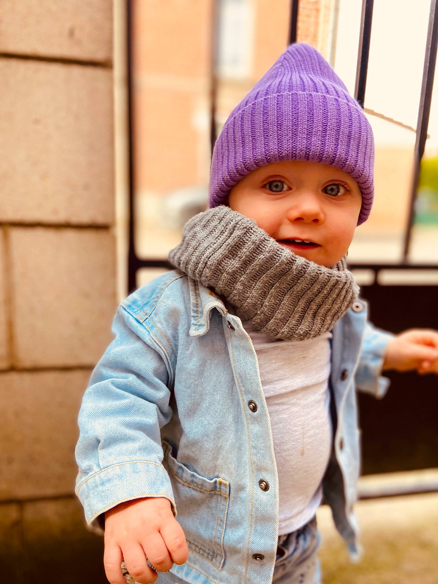 Thyam a rejoint le concours — aidez-le/la à gagner de superbes lots ! beanie, cap, clothing, collar, denim, electric_blue, eye, fashion_accessory, flooring, fur, hand, happy, headwear, knit_cap, pattern, person, sitting, sleeve, textile, toddler
