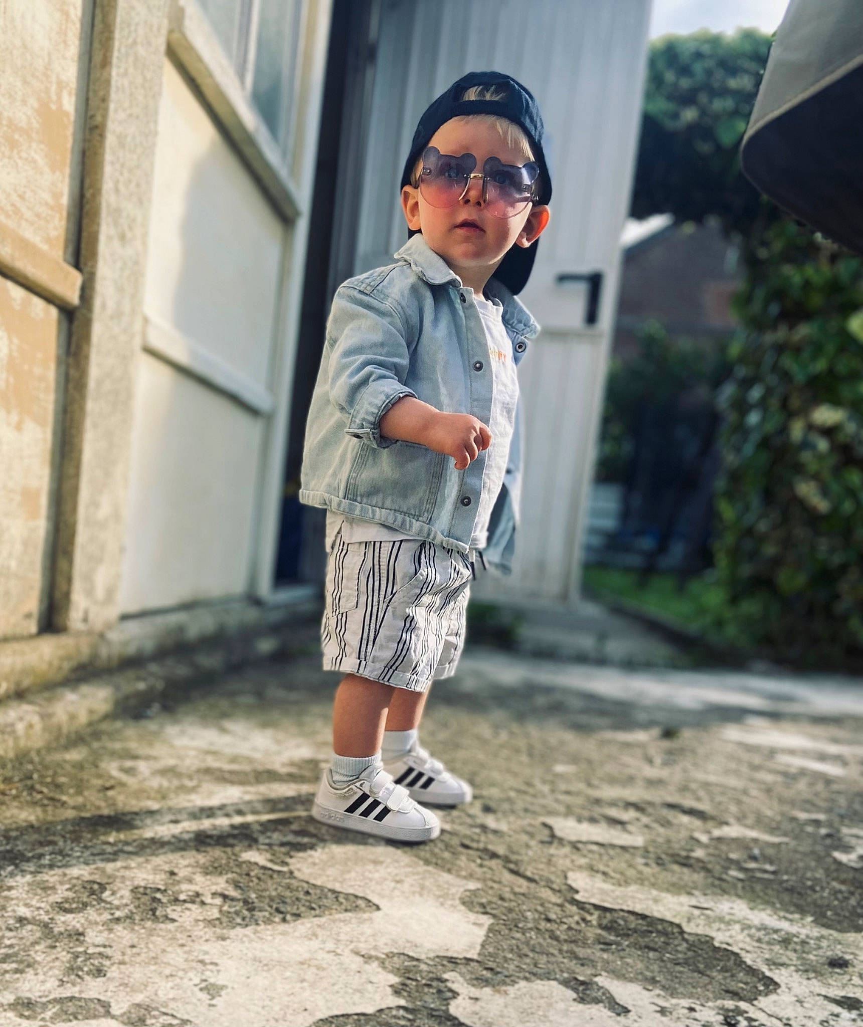 Thyam a rejoint le concours — aidez-le/la à gagner de superbes lots ! asphalt, child, denim, eyewear, flooring, footwear, grass, happy, human_leg, leisure, person, plant, road, road_surface, sidewalk, sleeve, street, t_shirt, toddler, tree