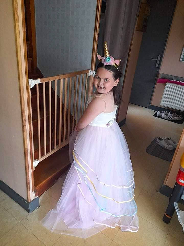 Mayssa participe au concours pour gagner de l'argent avec cette photo : bridal_accessory, bridal_clothing, bridal_party_dress, child, dress, embellishment, event, fashion_design, flash_photography, flooring, formal_wear, fun, gown, happy, haute_couture, joy, person, smile, trunk, waist