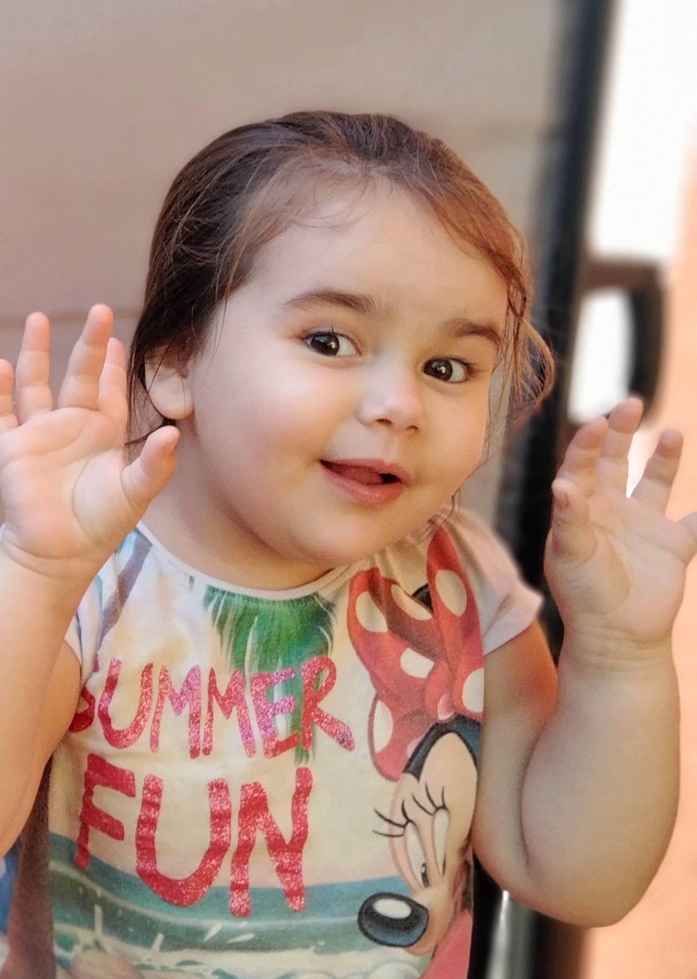 Yline participe au concours pour gagner de l'argent avec cette photo : arm, cheek, chin, eye, eyebrow, eyelash, face, facial_expression, forehead, hair, hairstyle, hand, joint, lip, neck, nose, organ, person, shoulder, skin