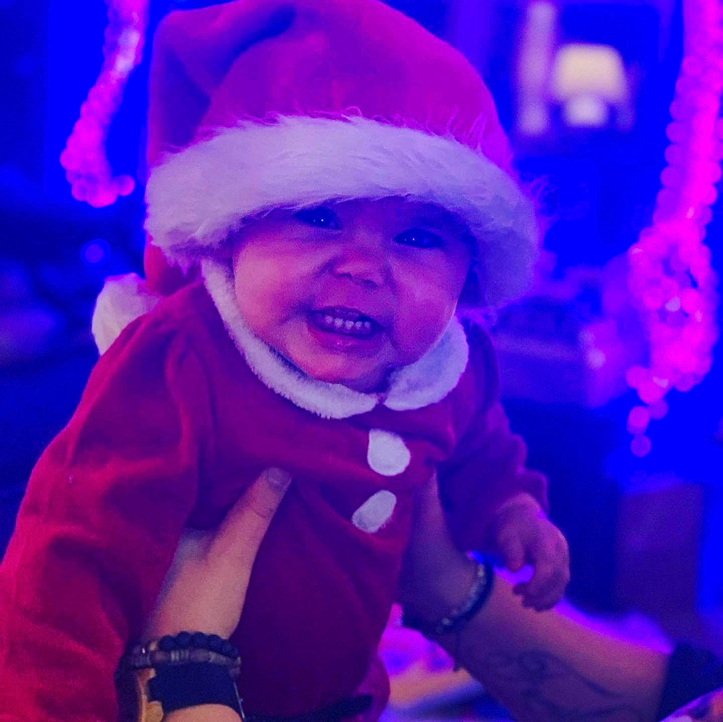 Héloïse participe au concours pour gagner de l'argent avec cette photo : baby, baby_toddler_clothing, bonnet, bracelet, christmas, costume_accessory, costume_hat, fictional_character, fur, fur_clothing, headwear, holiday, laugh, magenta, natural_material, person, pleased, purple, toddler, violet