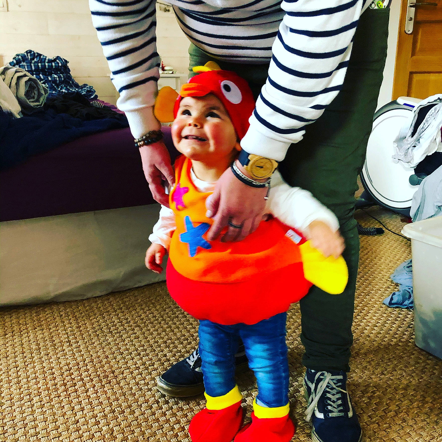 Héloïse a rejoint le concours — aidez-le/la à gagner de superbes lots ! boot, child, cool, costume, costume_hat, electric_blue, event, fictional_character, fun, gesture, happy, hat, headwear, human_leg, joy, mascot, person, shoe, shorts, smile