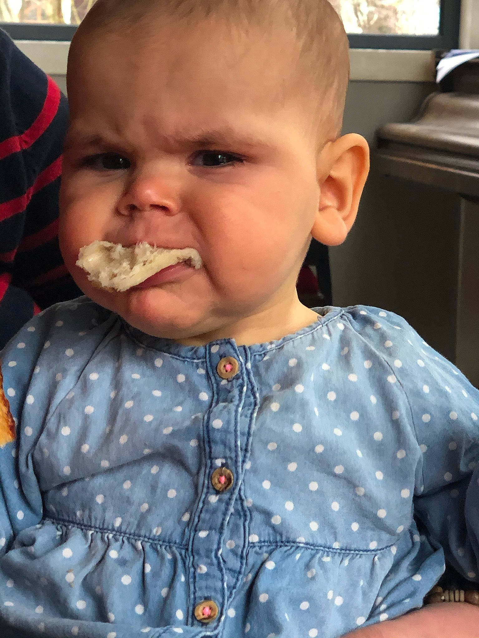 Héloïse participe au concours pour gagner de l'argent avec cette photo : baby, baby_toddler_clothing, biting, cheek, child, ear, eyelash, face, finger, food, head, iris, jaw, lip, mouth, neck, nose, pattern, person, sleeve