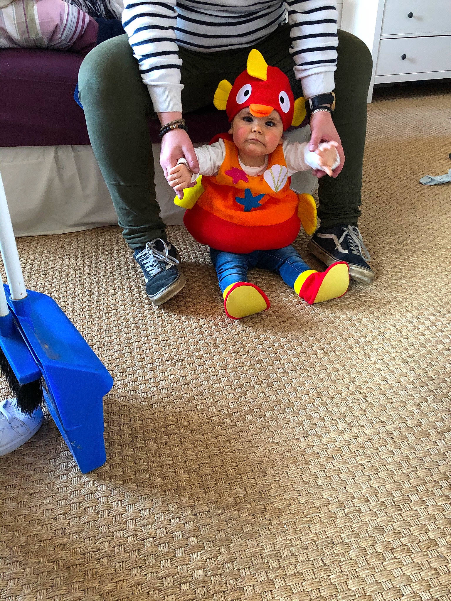 Héloïse participe au concours pour gagner de l'argent avec cette photo : baby, chair, child, floor, flooring, fun, hat, headwear, human_leg, leg, leisure, mammal, person, sandal, shoe, sneakers, stuffed_toy, t_shirt, textile, thigh