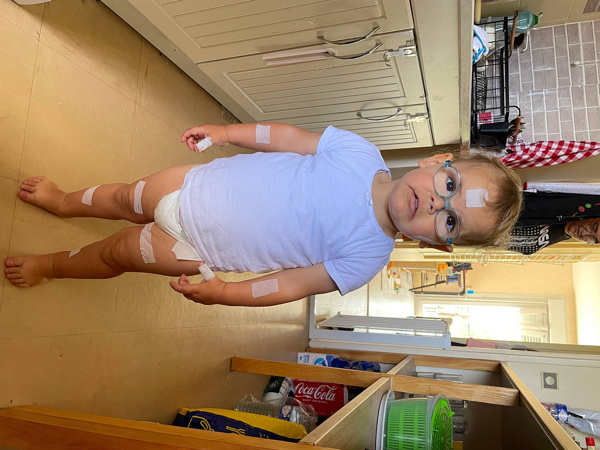 Héloïse a rejoint le concours — aidez-le/la à gagner de superbes lots ! abdomen, comfort, door, elbow, engineering, eyewear, hat, human_leg, knee, machine, person, room, shelving, shorts, t_shirt, thigh, waist, wood