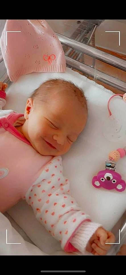 Enola a rejoint le concours — aidez-le/la à gagner de superbes lots ! baby, baby_products, baby_sleeping, baby_toddler_clothing, cheek, child, comfort, head, linens, lip, mouth, nose, pattern, person, pink, product, skin, sleeve, textile, toddler