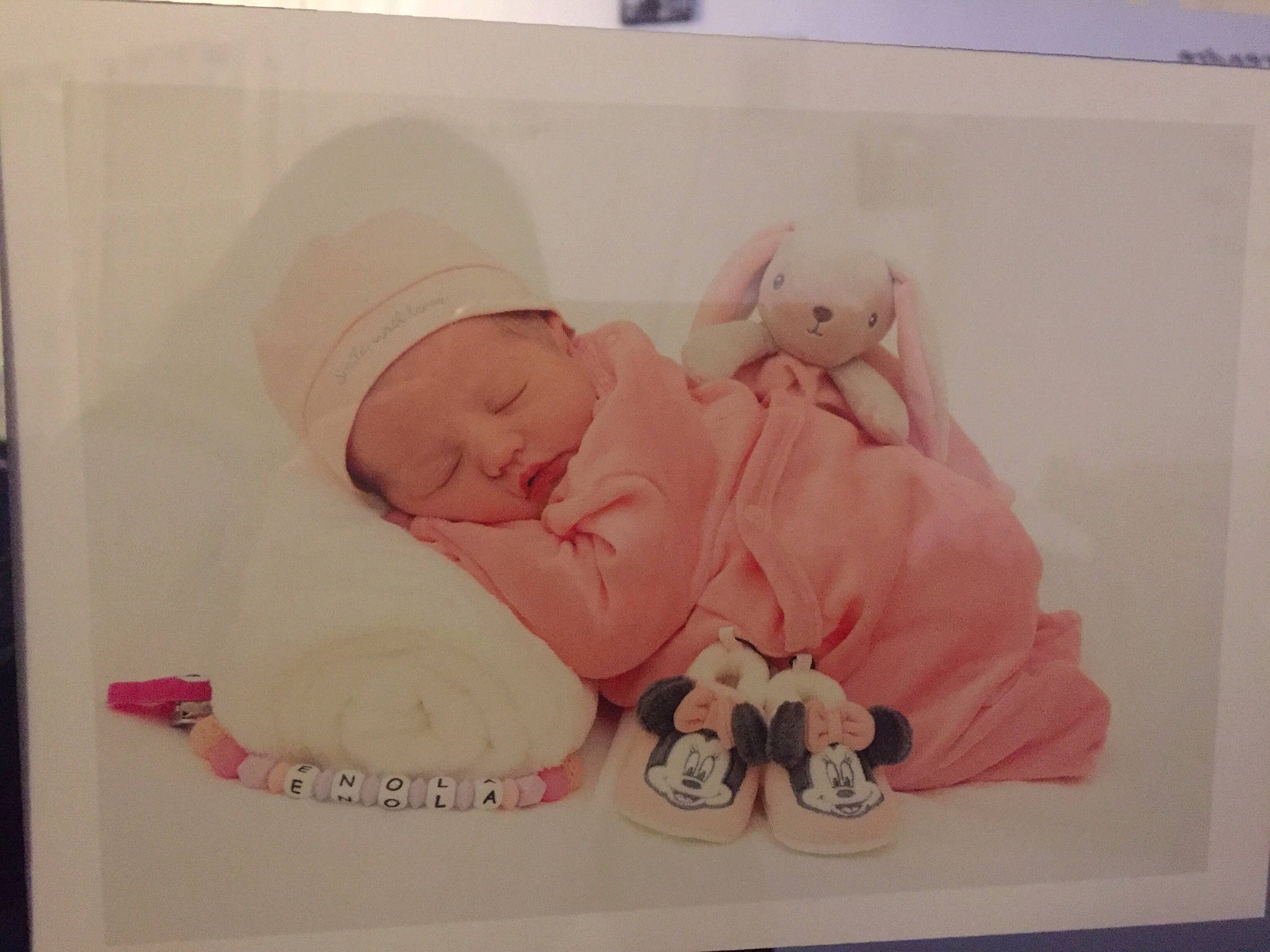 Enola a rejoint le concours — aidez-le/la à gagner de superbes lots ! art, baby, baby_products, baby_sleeping, baby_toddler_clothing, bedtime, child, comfort, drawing, illustration, linens, person, picture_frame, pink, room, toddler, visual_arts