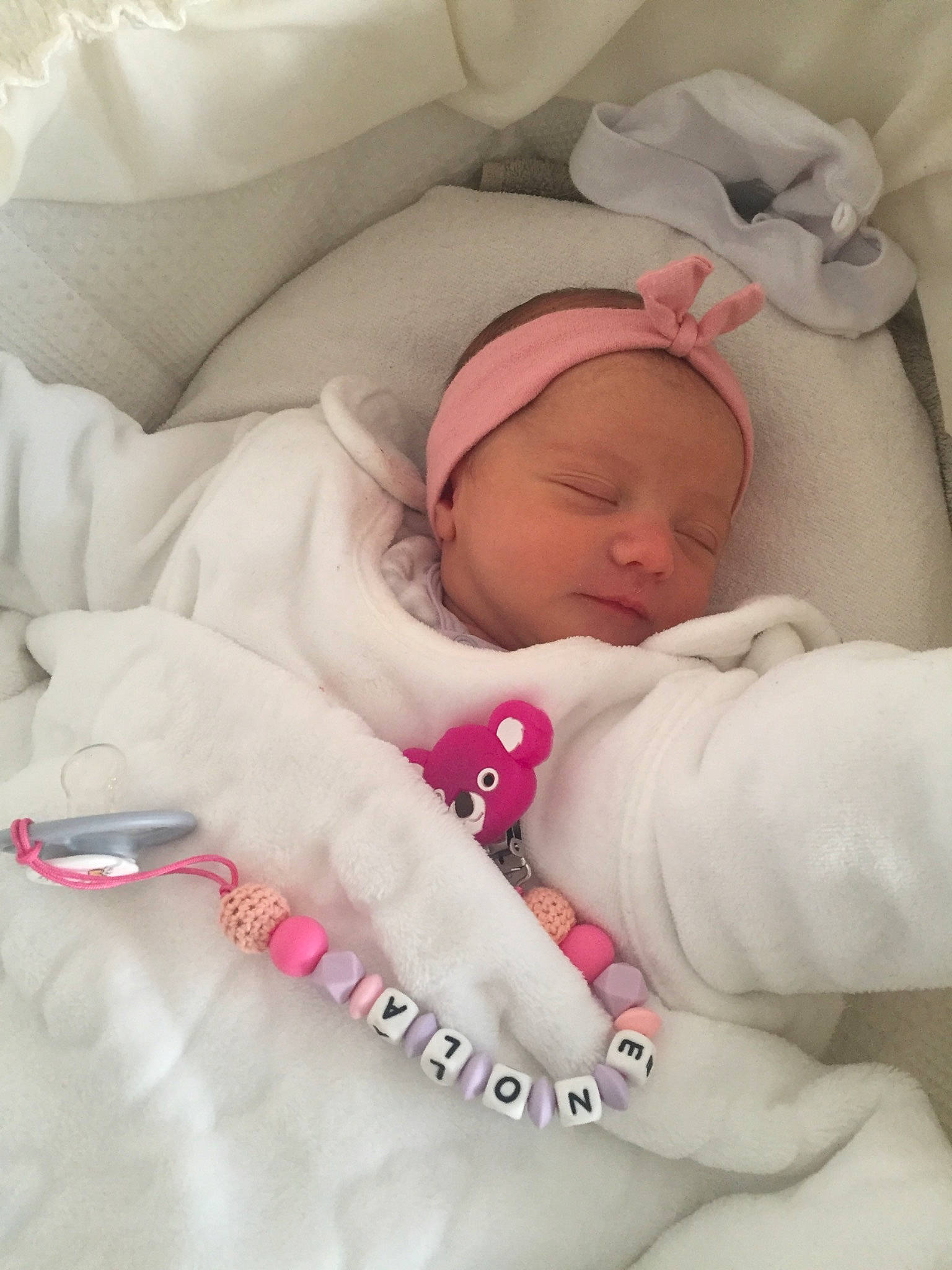 Enola participe au concours pour gagner de l'argent avec cette photo : baby, baby_sleeping, baby_toddler_clothing, bed, cheek, comfort, eye, eyelash, face, finger, headwear, human_body, linens, mouth, nail, person, pink, product, skin, textile