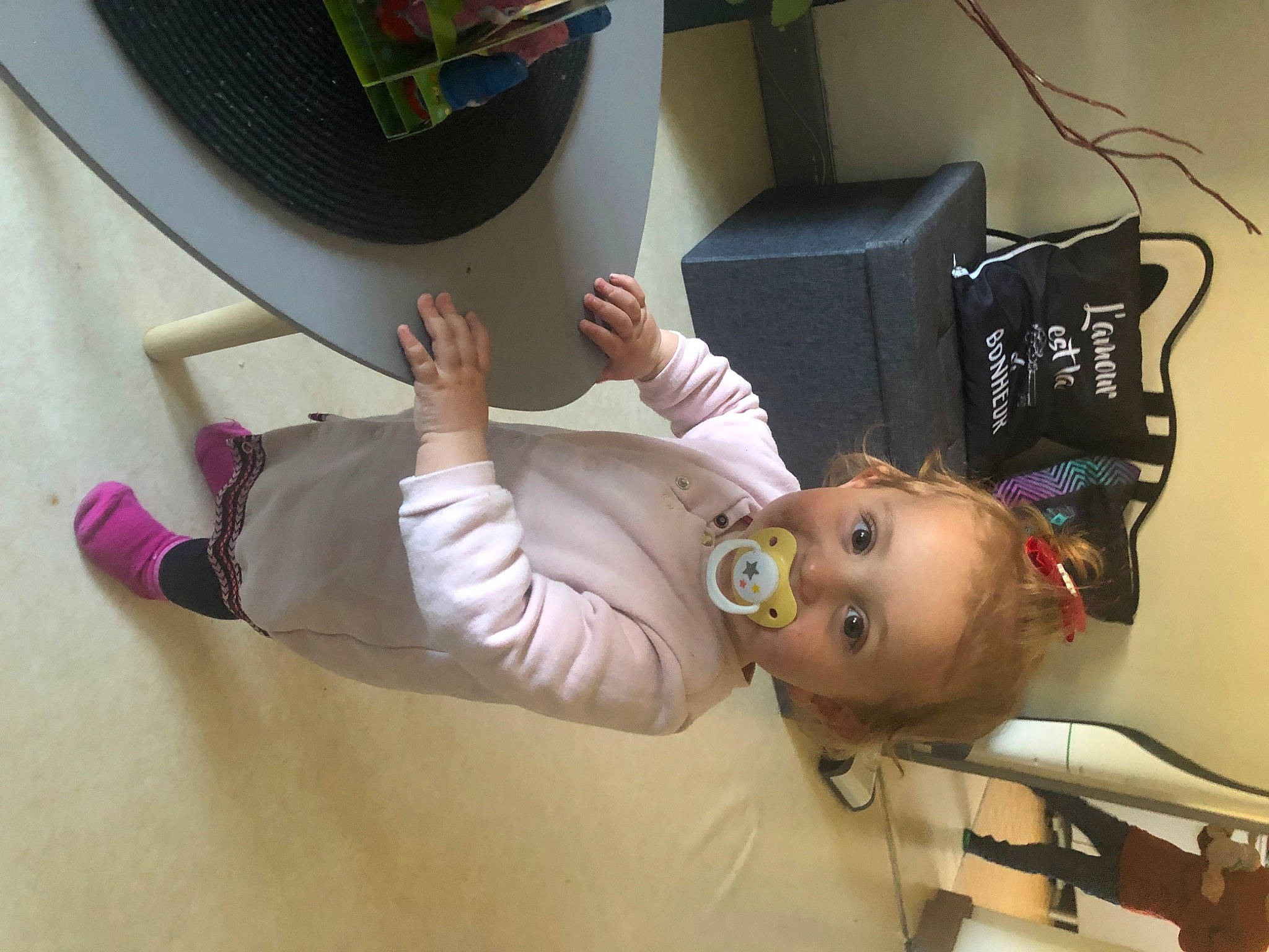 Enola participe au concours pour gagner de l'argent avec cette photo : audio_equipment, baby, baby_products, chair, child, comfort, finger, flooring, fun, gesture, hand, person, room, smile, tire, toddler, toy, wood