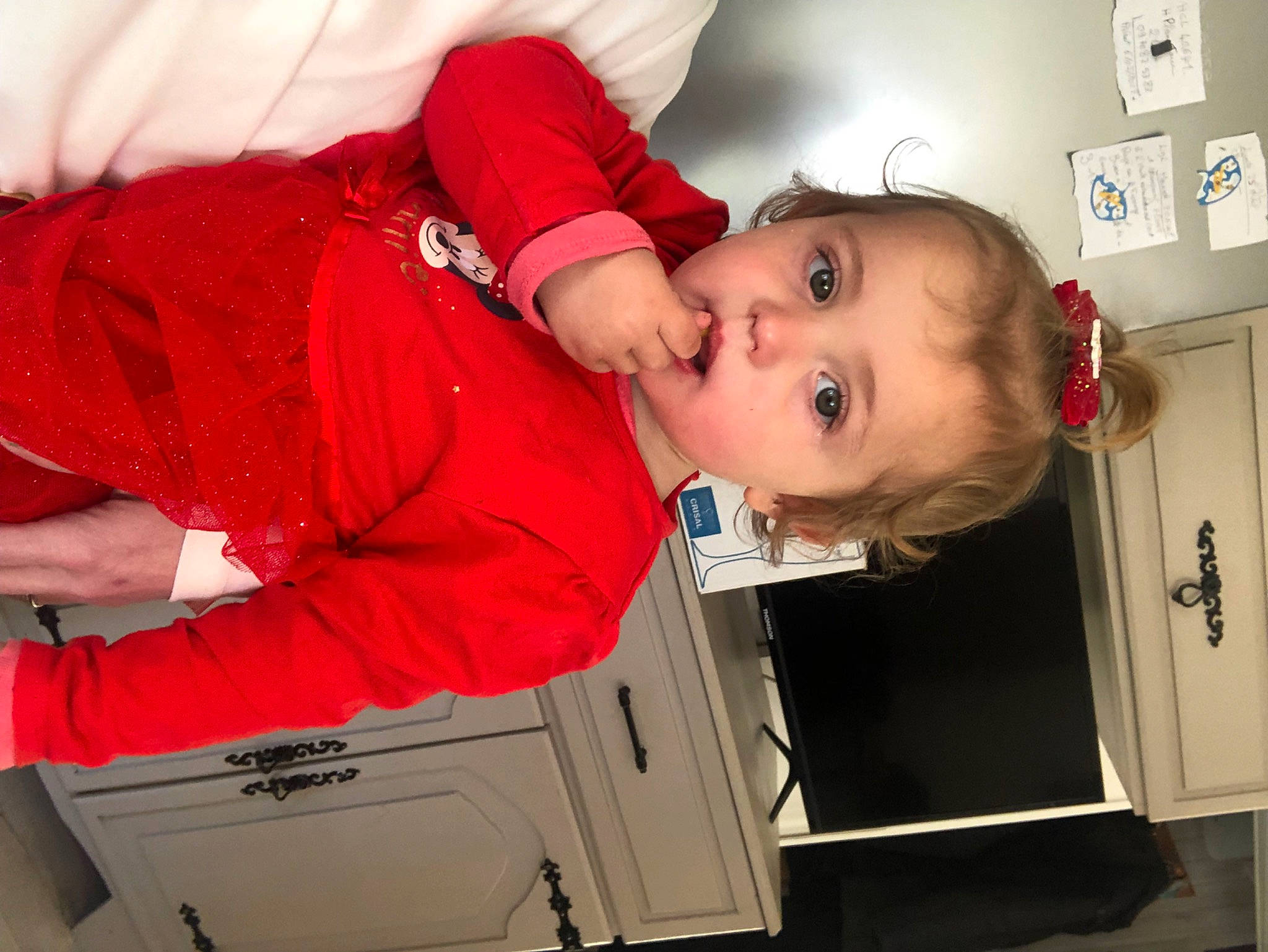 Enola a rejoint le concours — aidez-le/la à gagner de superbes lots ! baby, baby_products, baby_toddler_clothing, cheek, child, comfort, door, fun, happy, magenta, person, red, room, sleeve, toddler