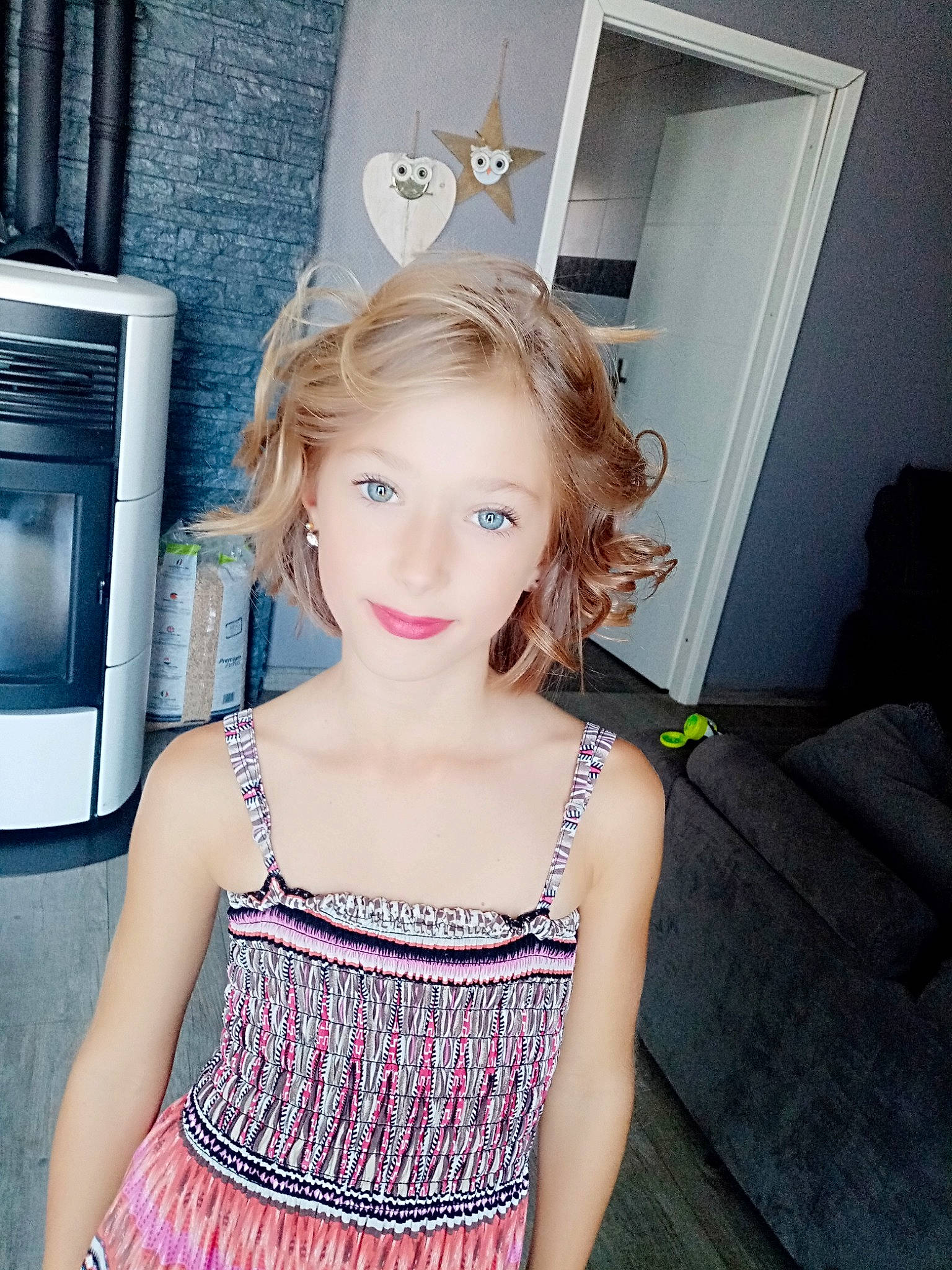 Adèle a rejoint le concours — aidez-le/la à gagner de superbes lots ! blond, brown_hair, day_dress, electric_blue, eyelash, fashion_accessory, fashion_design, flash_photography, flooring, hair, happy, jewellery, joint, kitchen_appliance, long_hair, neck, person, smile, waist, white