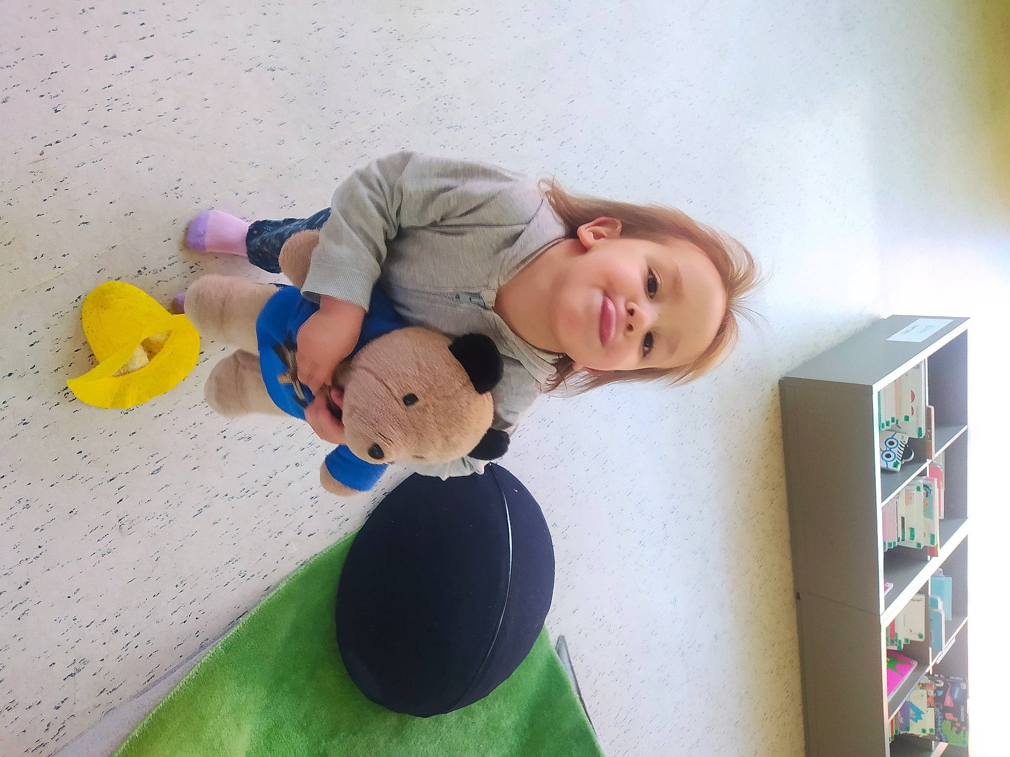 Klea participe au concours pour gagner de l'argent avec cette photo : baby, baby_toys, bookcase, box, child, comfort, flooring, fun, happy, joy, leisure, person, play, product, room, shelf, shelving, smile, stuffed_toy, toddler