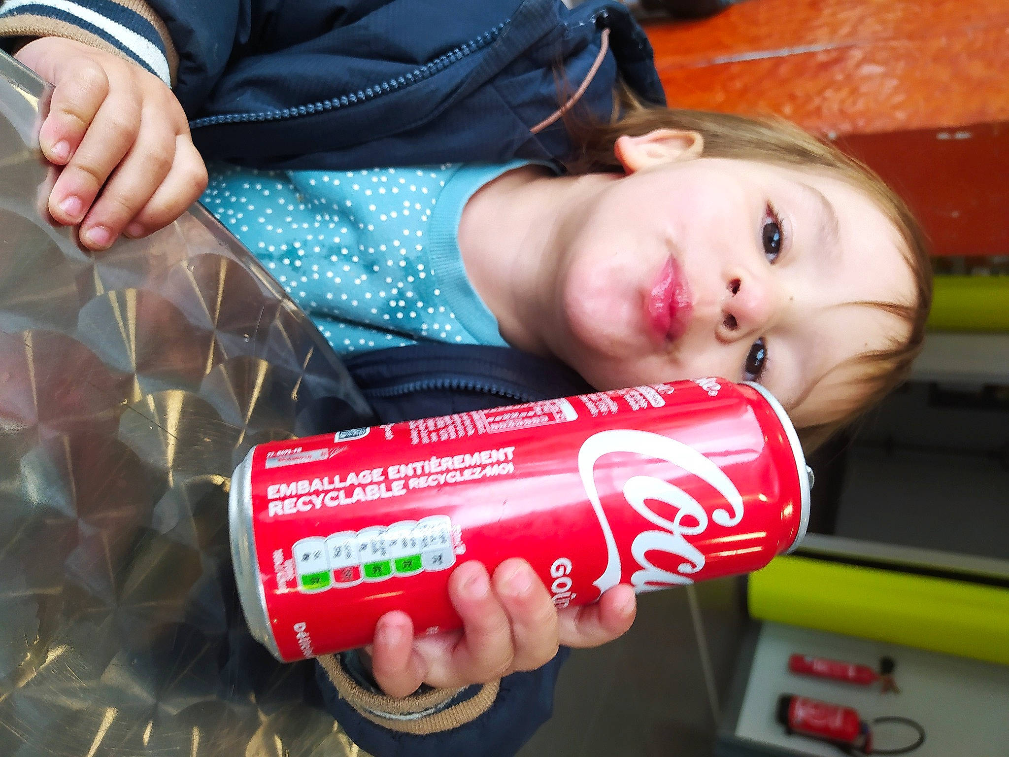 Klea a rejoint le concours — aidez-le/la à gagner de superbes lots ! aluminum_can, beverage_can, carbonated_soft_drinks, child, drink, drinking, fun, grass, hand, junk_food, lip, liqueur, nail, pattern, person, snack, soft_drink, tin_can