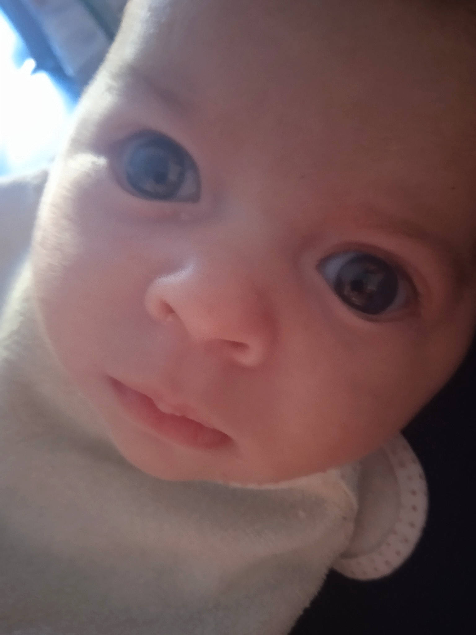 Rose a rejoint le concours — aidez-le/la à gagner de superbes lots ! baby, baby_toddler_clothing, cheek, child, chin, close_up, ear, eye, eyebrow, eyelash, human_body, iris, lip, mouth, no_expression, nose, peach, person, skin, thumb