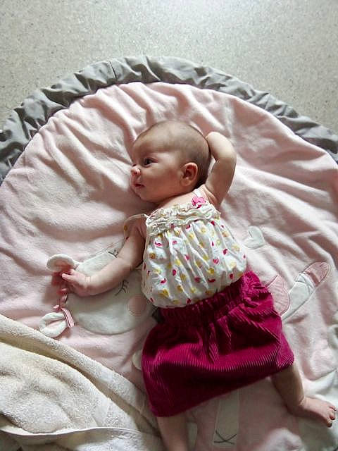 Rose a rejoint le concours — aidez-le/la à gagner de superbes lots ! baby, baby_products, baby_sleeping, baby_toddler_clothing, bedding, bedtime, cheek, child, comfort, fur, human_body, linens, magenta, person, pink, sitting, skin, sleeve, textile, toddler