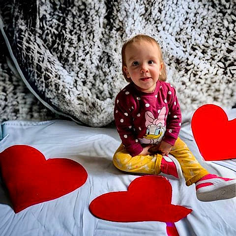 Kléa participe au concours pour gagner de l'argent avec cette photo : baby, baby_toddler_clothing, child, comfort, eye, face, facial_expression, fun, happy, head, lap, linens, magenta, pattern, person, pillow, sitting, sleeve, smile, textile