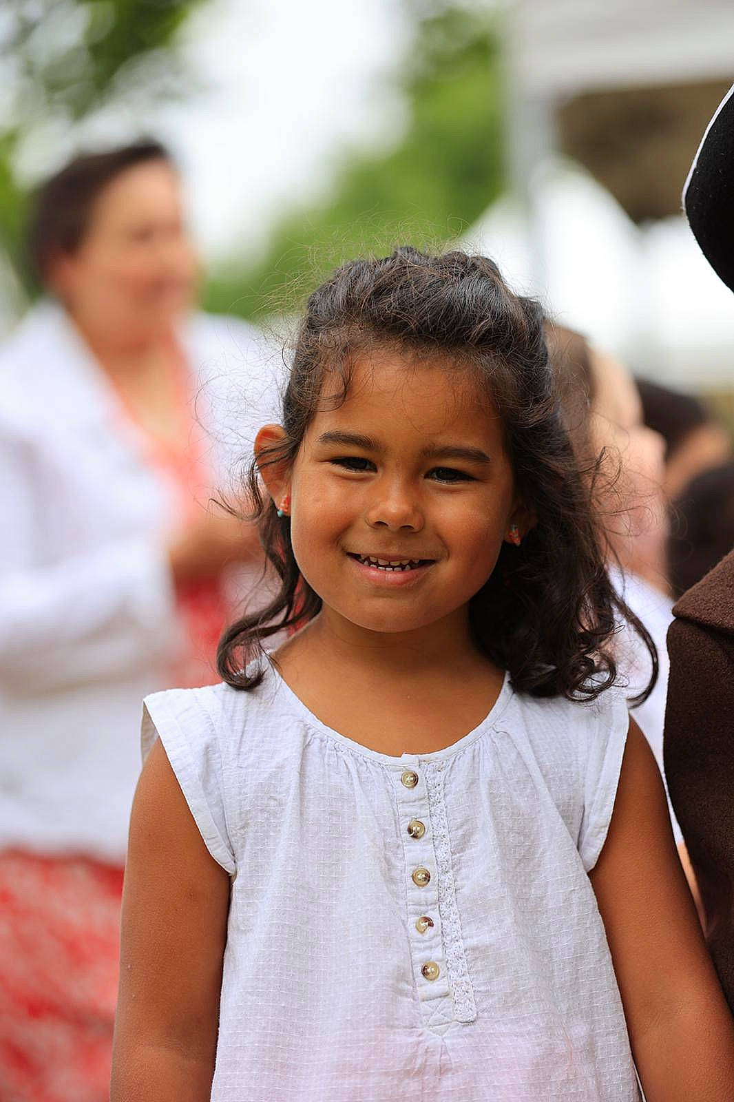 Mia a rejoint le concours — aidez-le/la à gagner de superbes lots ! blurred, ceremony, child, chin, crowd, event, facial_expression, fun, happy, jewellery, joy, laugh, leisure, necklace, person, recreation, shoulder, skin, smile, street