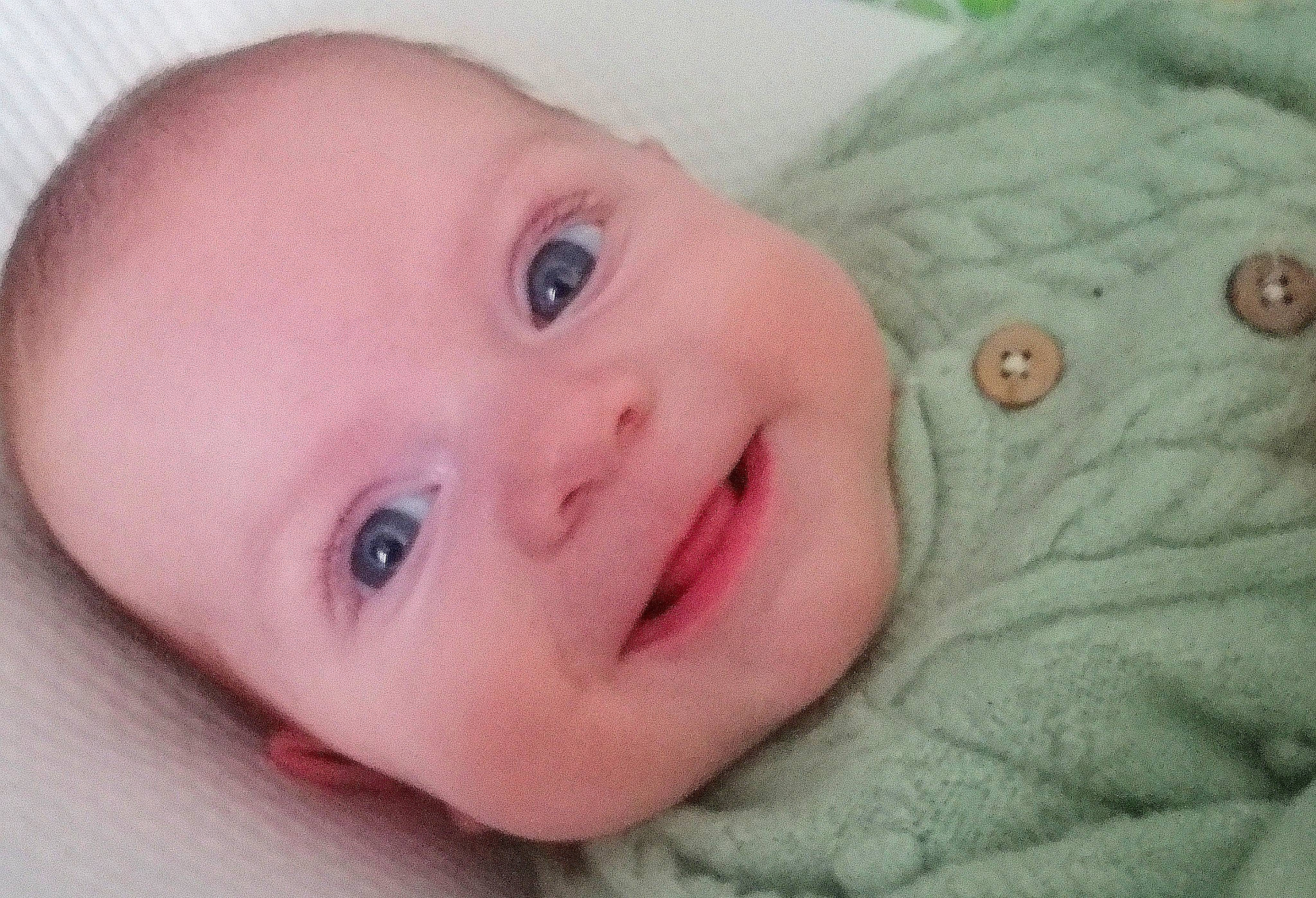 Marianne a rejoint le concours — aidez-le/la à gagner de superbes lots ! baby, baby_toddler_clothing, cheek, child, chin, comfort, eyebrow, eyelash, happy, iris, linens, lip, mouth, nose, person, portrait_photography, skin, sleeve, smile, toddler