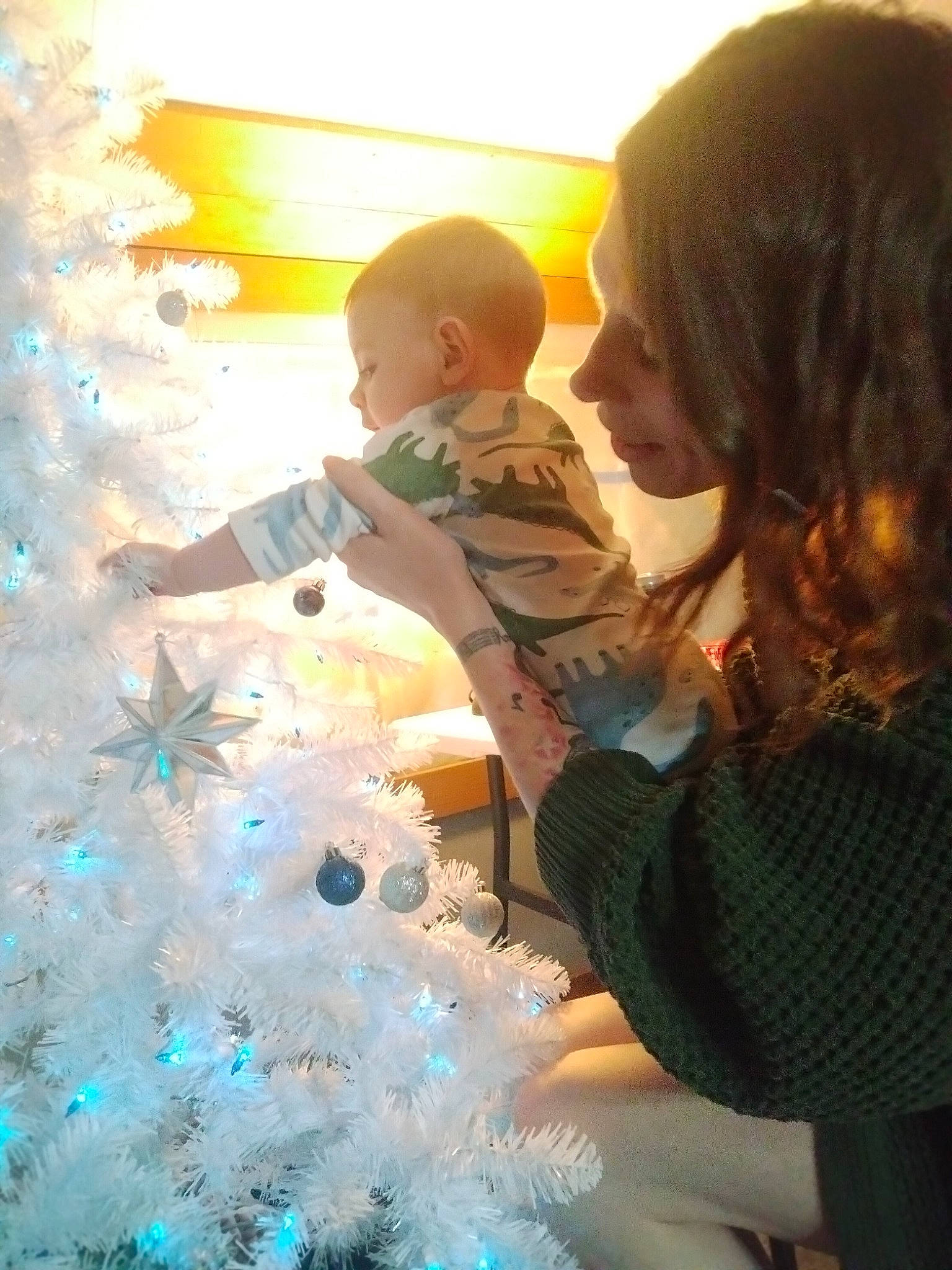 Vincent is registered to the contest to win money with this photo: baby, child, christmas, christmas_decoration, christmas_eve, christmas_ornament, christmas_tree, conifer, electric_blue, event, fun, happy, holiday, holiday_ornament, ornament, person, play, room, t_shirt, toddler