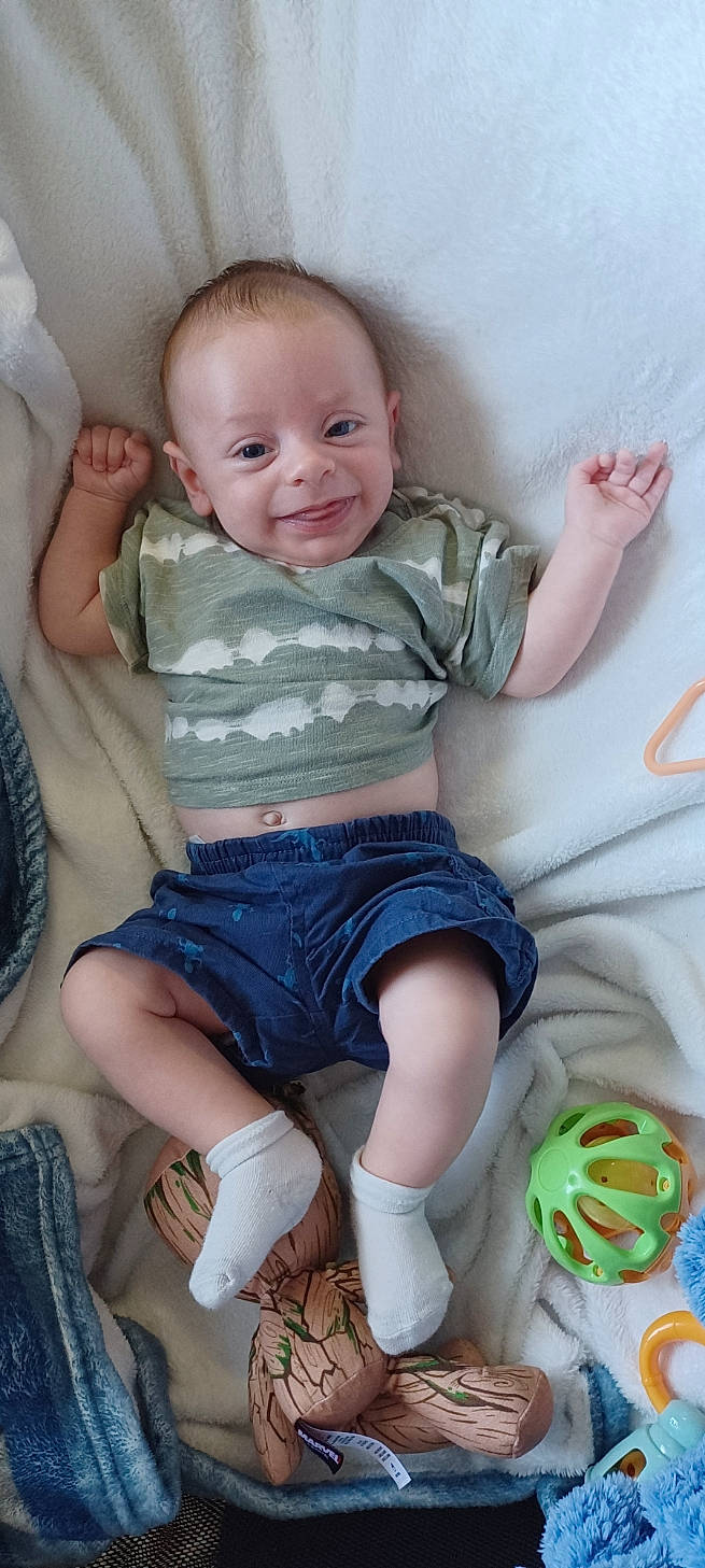 Vincent is registered to the contest to win money with this photo: baby, baby_toddler_clothing, cheek, child, comfort, eye, face, finger, hairstyle, hand, happy, head, iris, joy, leg, mouth, person, pink, skin, sleeve