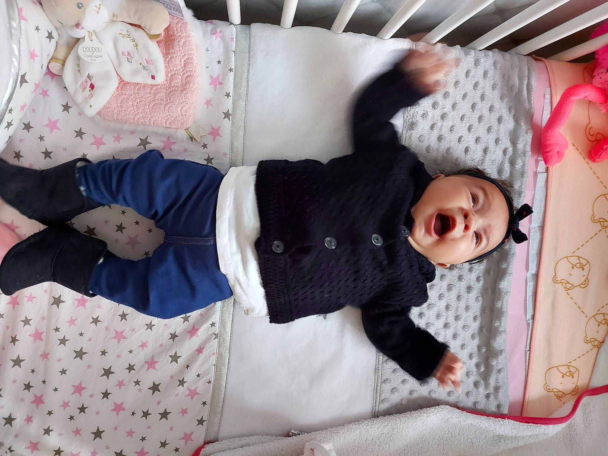 Kaïna participe au concours pour gagner de l'argent avec cette photo : baby, baby_products, bed, bed_sheet, bedding, child, furniture, headwear, linens, pattern, person, pillow, pink, product, room, skin, textile, toddler