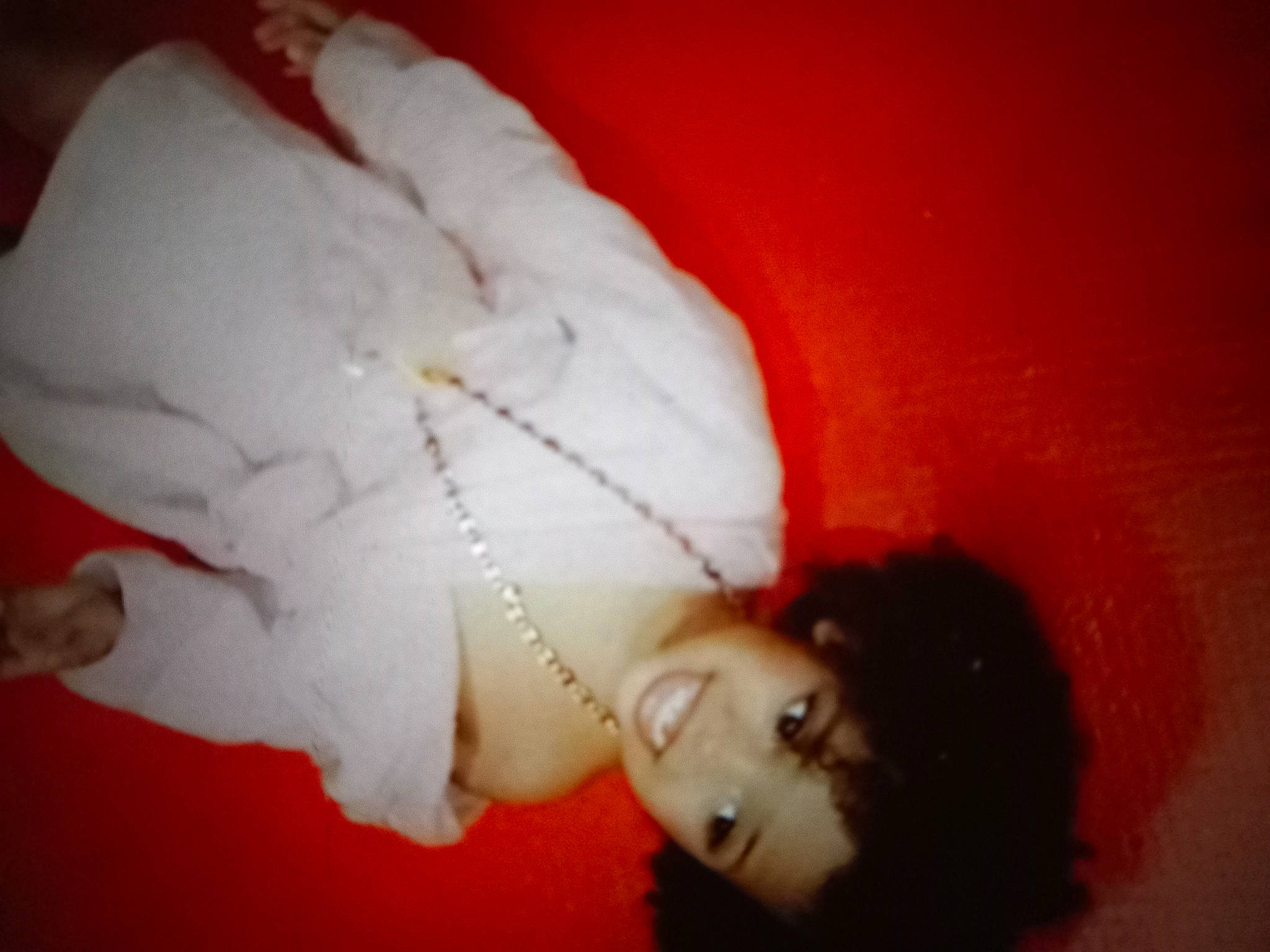 Logane a rejoint le concours — aidez-le/la à gagner de superbes lots ! carmine, chest, child, ear, eyelash, fashion_accessory, flash_photography, flesh, fur, gesture, happy, human_body, jaw, joy, lip, mouth, neck, nose, person, wrist