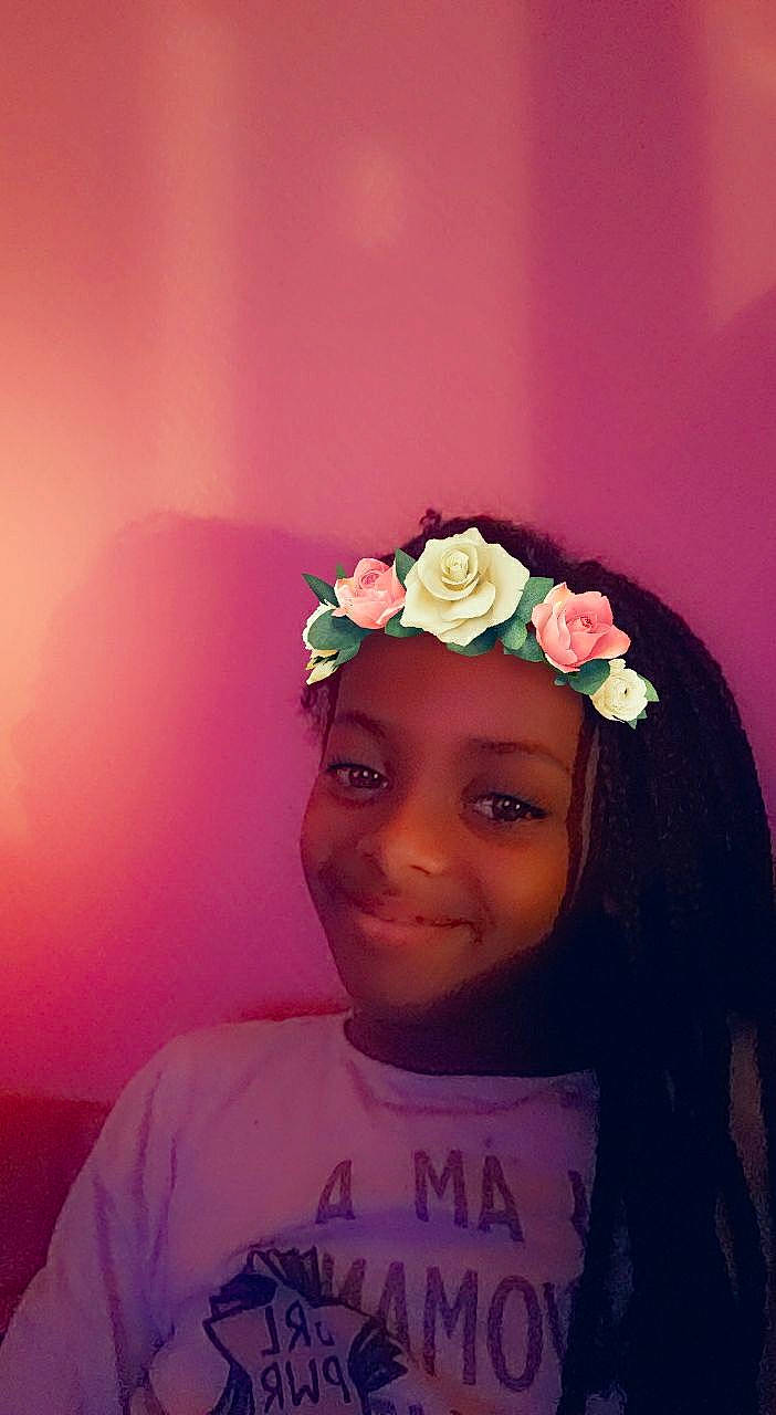 Maely participe au concours pour gagner de l'argent avec cette photo : black_hair, chin, cool, eye, eyebrow, flash_photography, flower, forehead, hair, happy, headgear, headpiece, headwear, joy, lip, magenta, neck, person, petal, pink