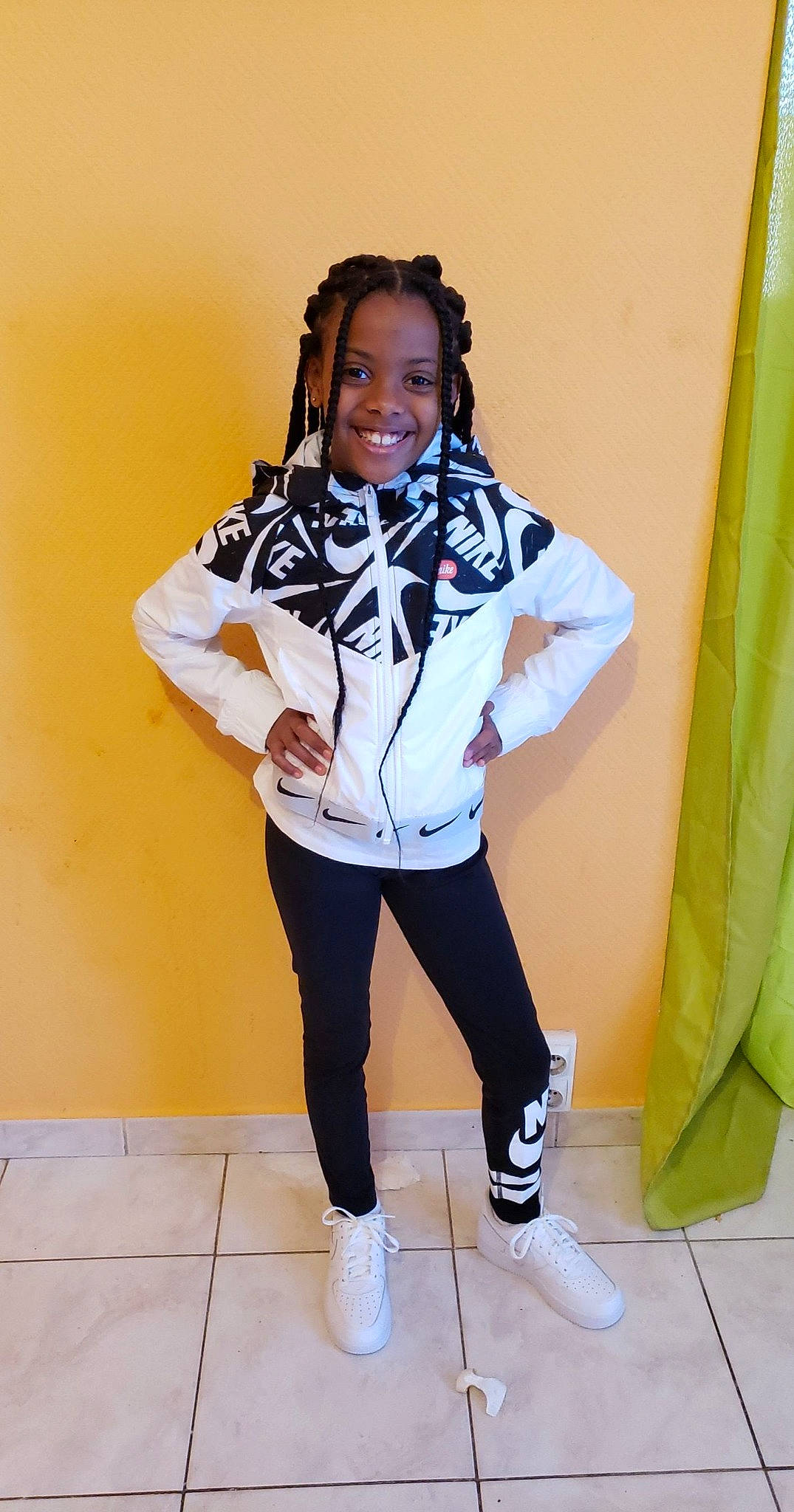 Maely a rejoint le concours — aidez-le/la à gagner de superbes lots ! arm, collar, costume, curtain, electric_blue, fashion_accessory, fashion_design, fun, happy, human_leg, joy, knee, long_hair, neck, person, shoe, sleeve, smile, street_fashion, thigh