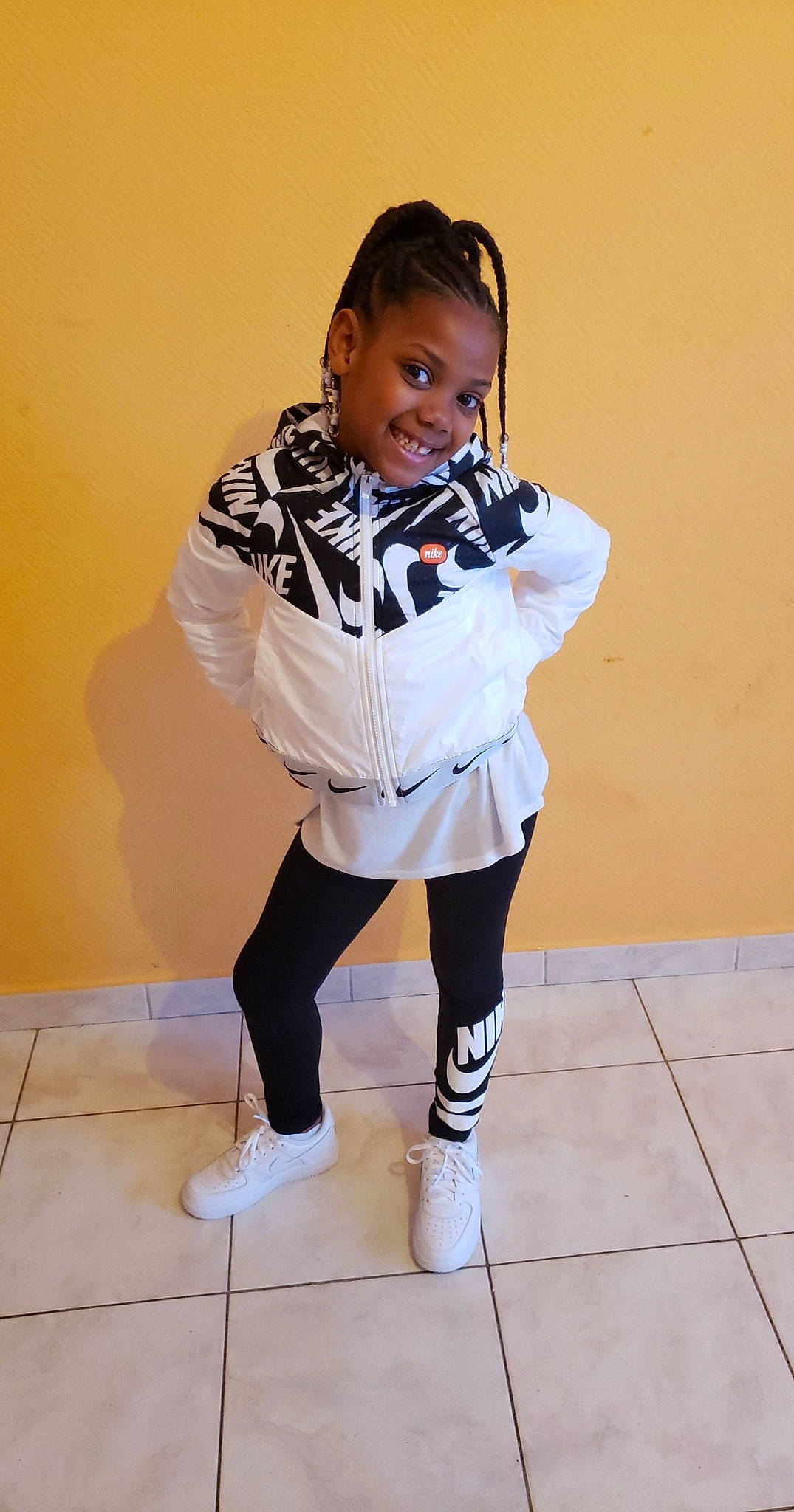 Layanah participe au concours pour gagner de l'argent avec cette photo : arm, boot, dance, entertainment, event, fashion_design, happy, human_leg, joy, knee, long_hair, neck, performing_arts, person, sleeve, smile, sneakers, sock, sportswear, street_fashion