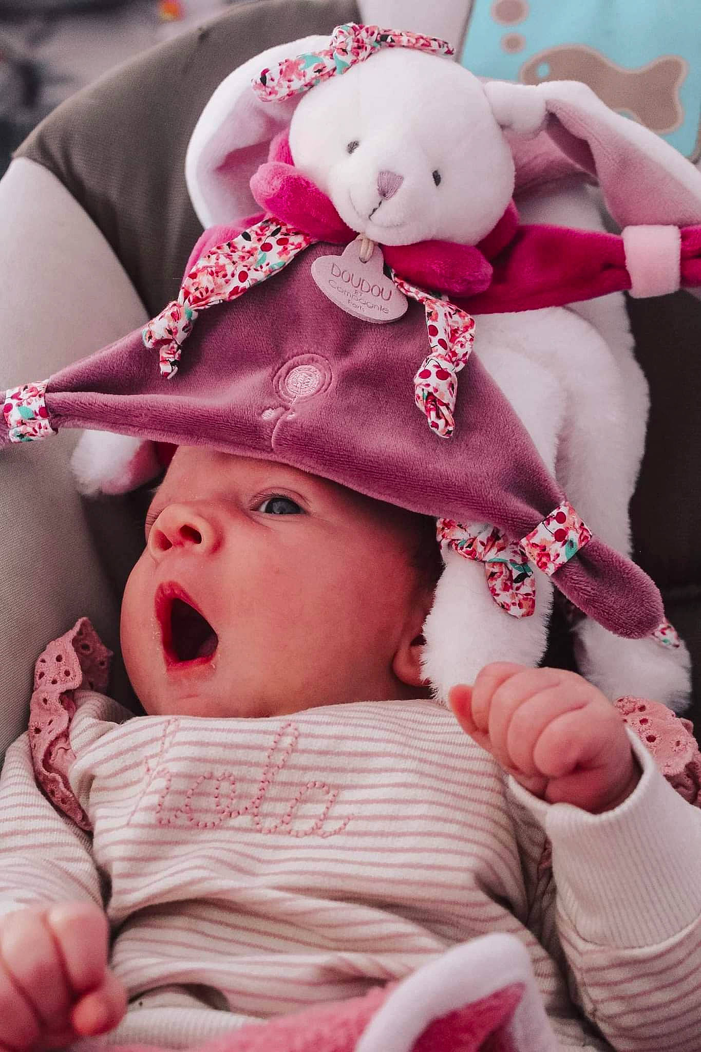Loucya a rejoint le concours — aidez-le/la à gagner de superbes lots ! baby_toddler_clothing, cap, cheek, eye, facial_expression, fedora, hat, head, headgear, headwear, human_body, lip, mammal, mouth, organ, person, pink, skin, sun_hat, textile