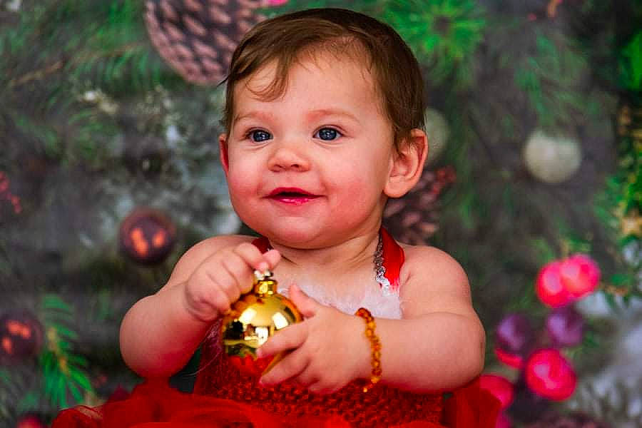 Loucya participe au concours pour gagner de l'argent avec cette photo : christmas_ornament, dress, eye, fawn, grass, hair, happy, head, iris, joy, leaf, lip, mouth, nose, people_in_nature, person, pink, plant, skin, smile