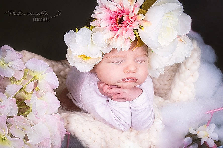 éléana participe au concours pour gagner de l'argent avec cette photo : baby, beauty, cheek, child, cut_flowers, flower, hair_accessory, happy, head, headgear, headpiece, peony, person, petal, photography, pink, plant, smile, spring, toddler