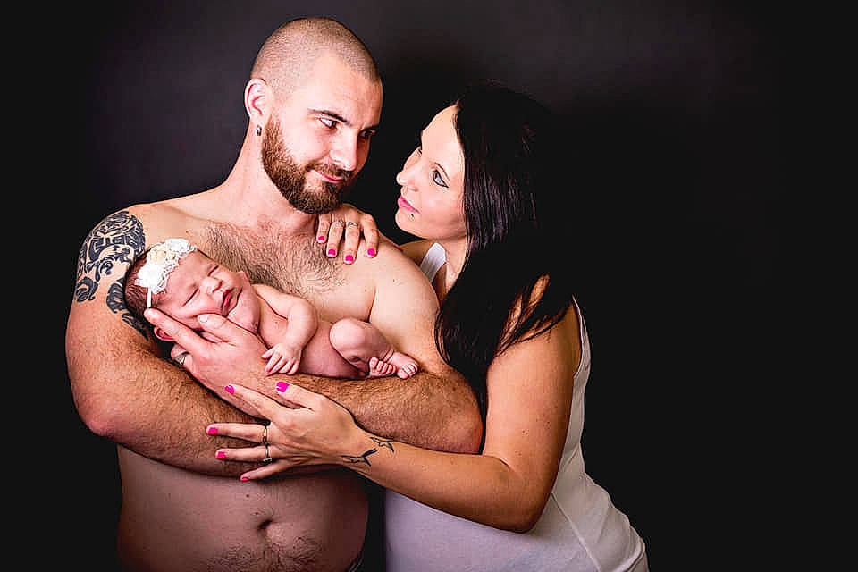 Lili-rose participe au concours pour gagner de l'argent avec cette photo : abdomen, arm, barechestedness, chest, fun, girl, hand, human, love, man, mother, muscle, neck, organ, person, photo_shoot, photograph, photography, portrait_photography, romance