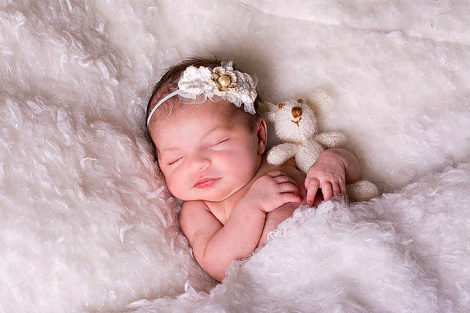 Lili-rose a rejoint le concours — aidez-le/la à gagner de superbes lots ! child, fur, girl, hair_accessory, headpiece, infant, person, skin, textile