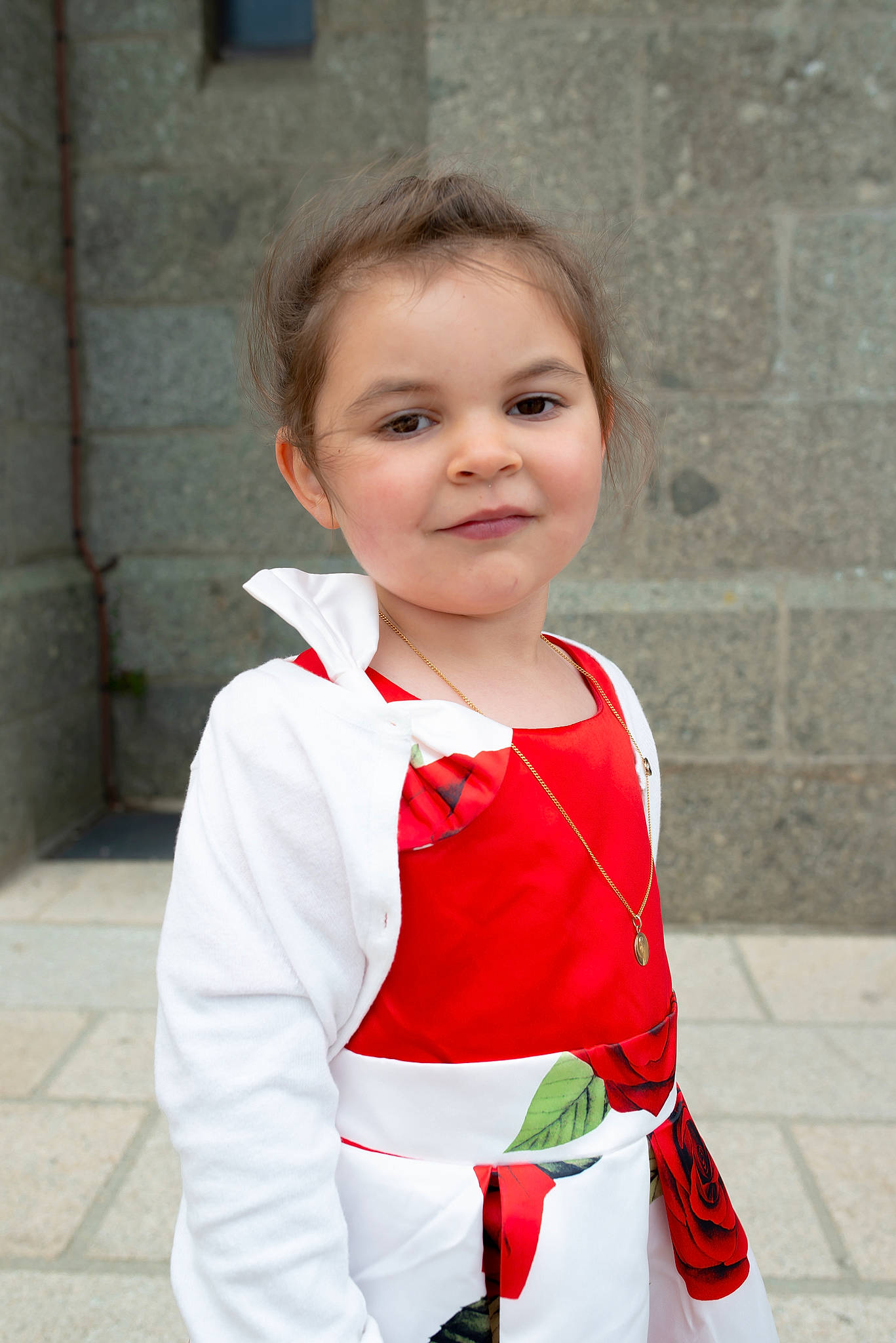 Lili-rose a rejoint le concours — aidez-le/la à gagner de superbes lots ! baby_toddler_clothing, blazer, bow_tie, child, collar, dress, event, face, facial_expression, formal_wear, hair, happy, head, joy, neck, outerwear, person, sleeve, smile, suit