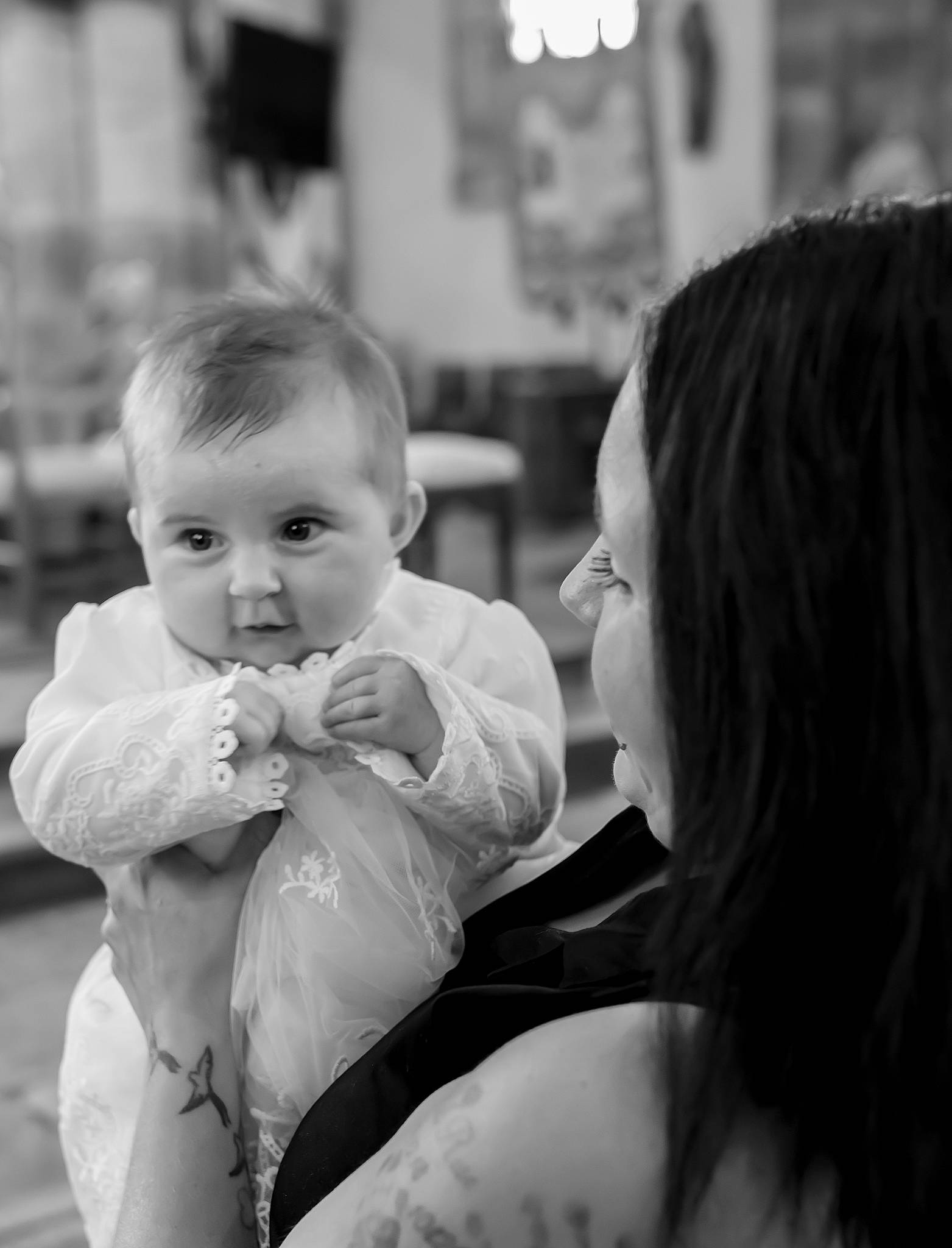 Victoire participe au concours pour gagner de l'argent avec cette photo : baby, black_and_white, blond, ceremony, cheek, child, event, flash_photography, fun, gesture, happy, human, iris, monochrome, monochrome_photography, person, portrait_photography, sitting, smile, style